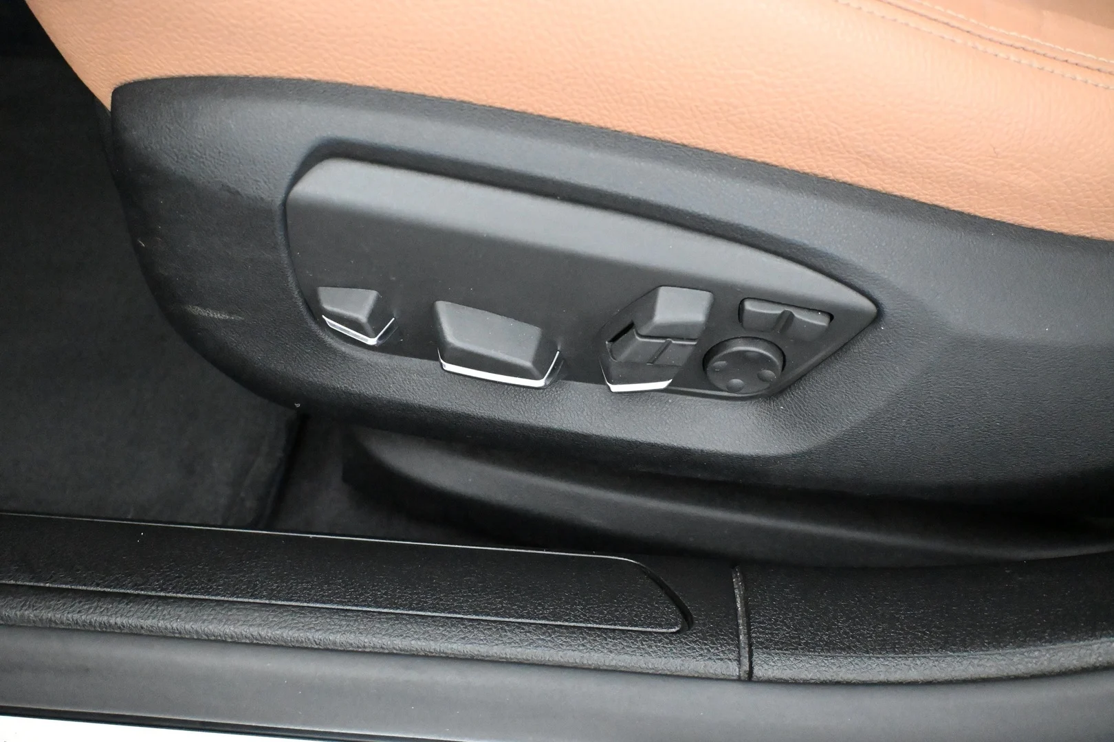 Car Image - 2jHSQzV2yCcJE3vsfXamPf