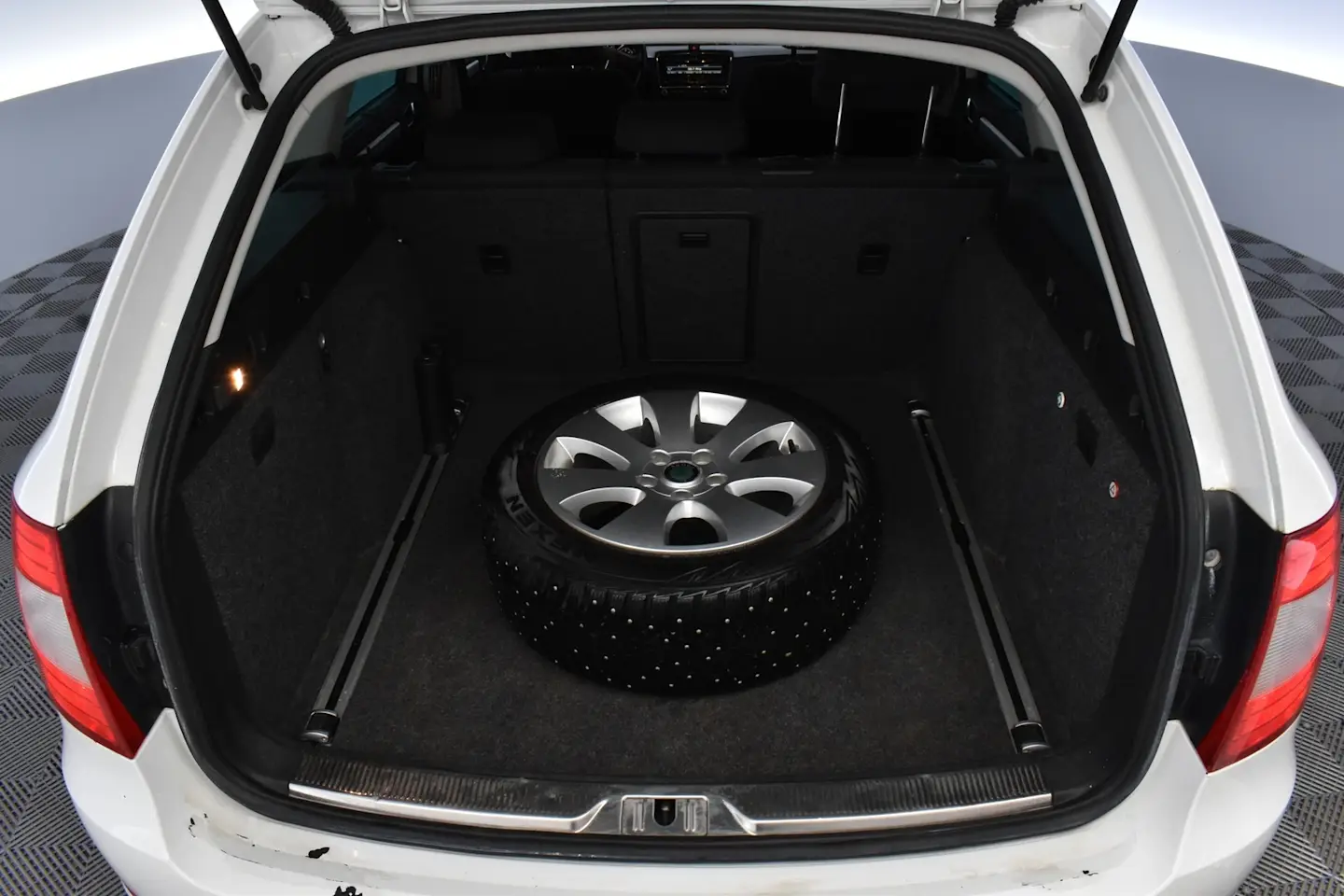 Car Image - 5K4bHtTqyn7SOwALEdpaQZ