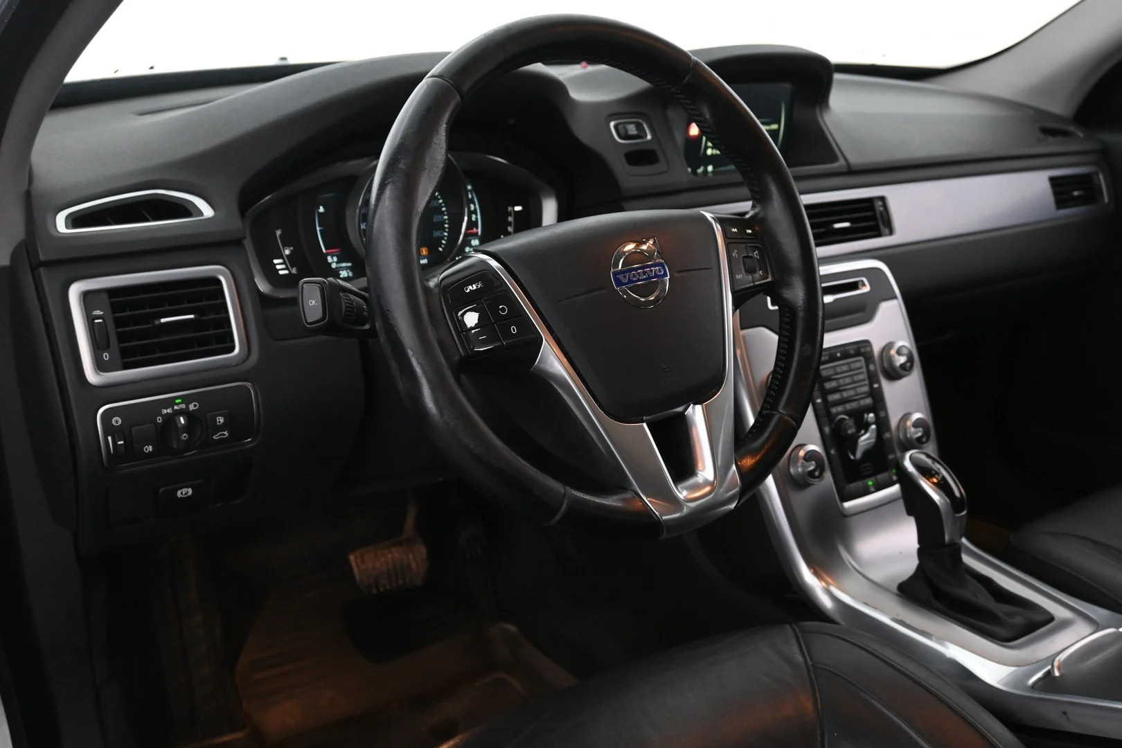 Car Image - LXFimpg26jtVZYLR9XgpQ