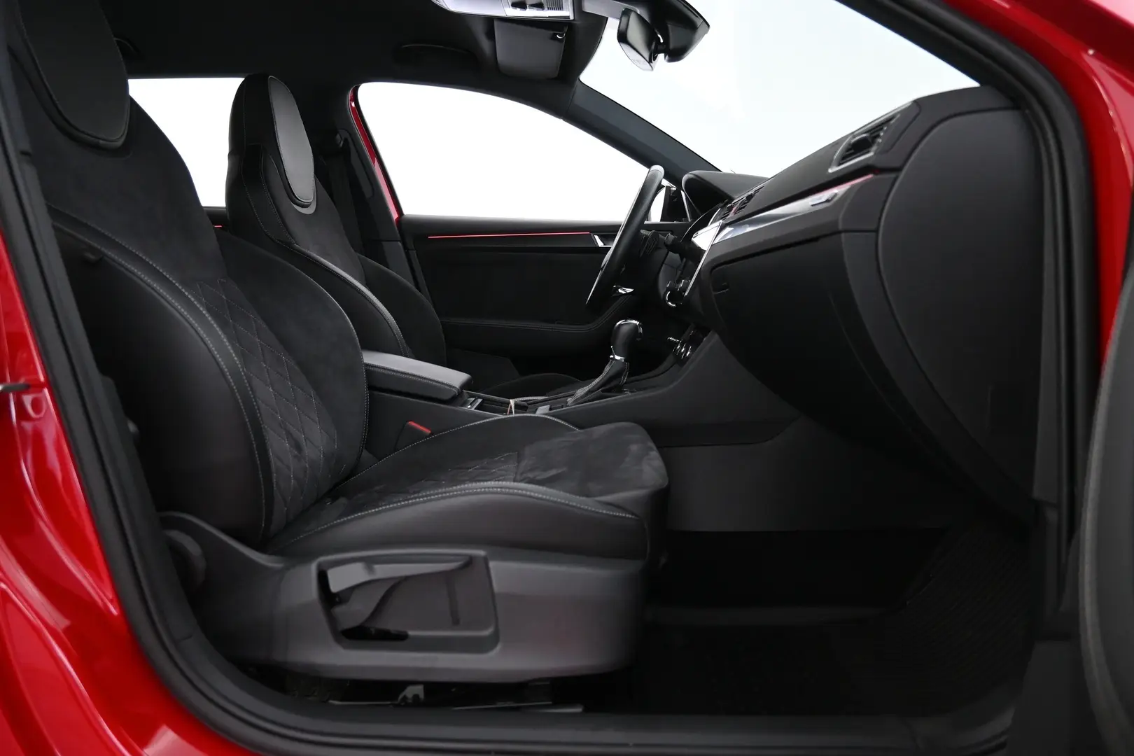 Car Image - 6VsNeLLzfiC2JWBE8ZBwHG