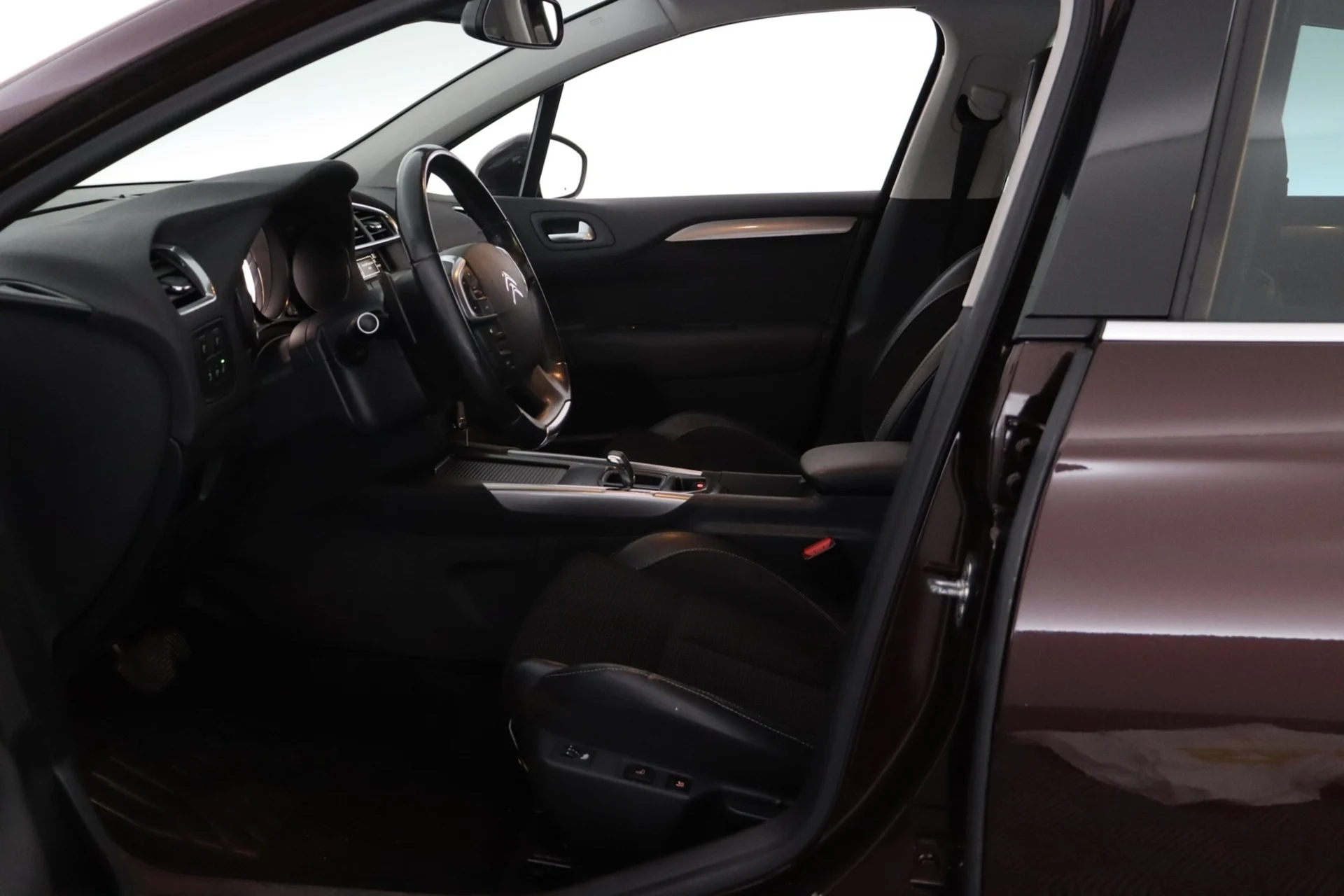 Car Image - 5dUZJCH8dMGuO7ZchzzMSZ