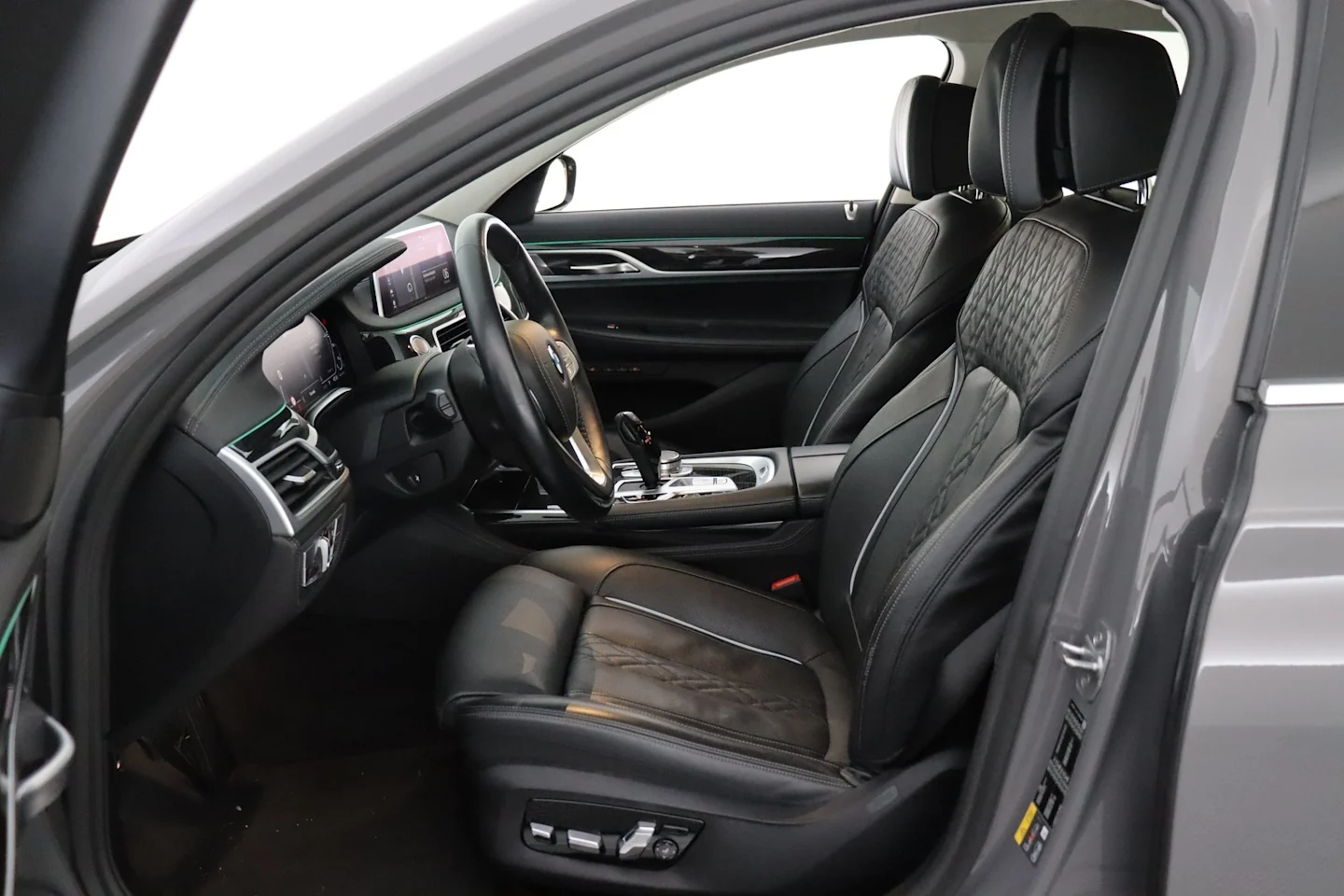 Car Image - 4n5DGxEY0OZAcxM1u6HMUb