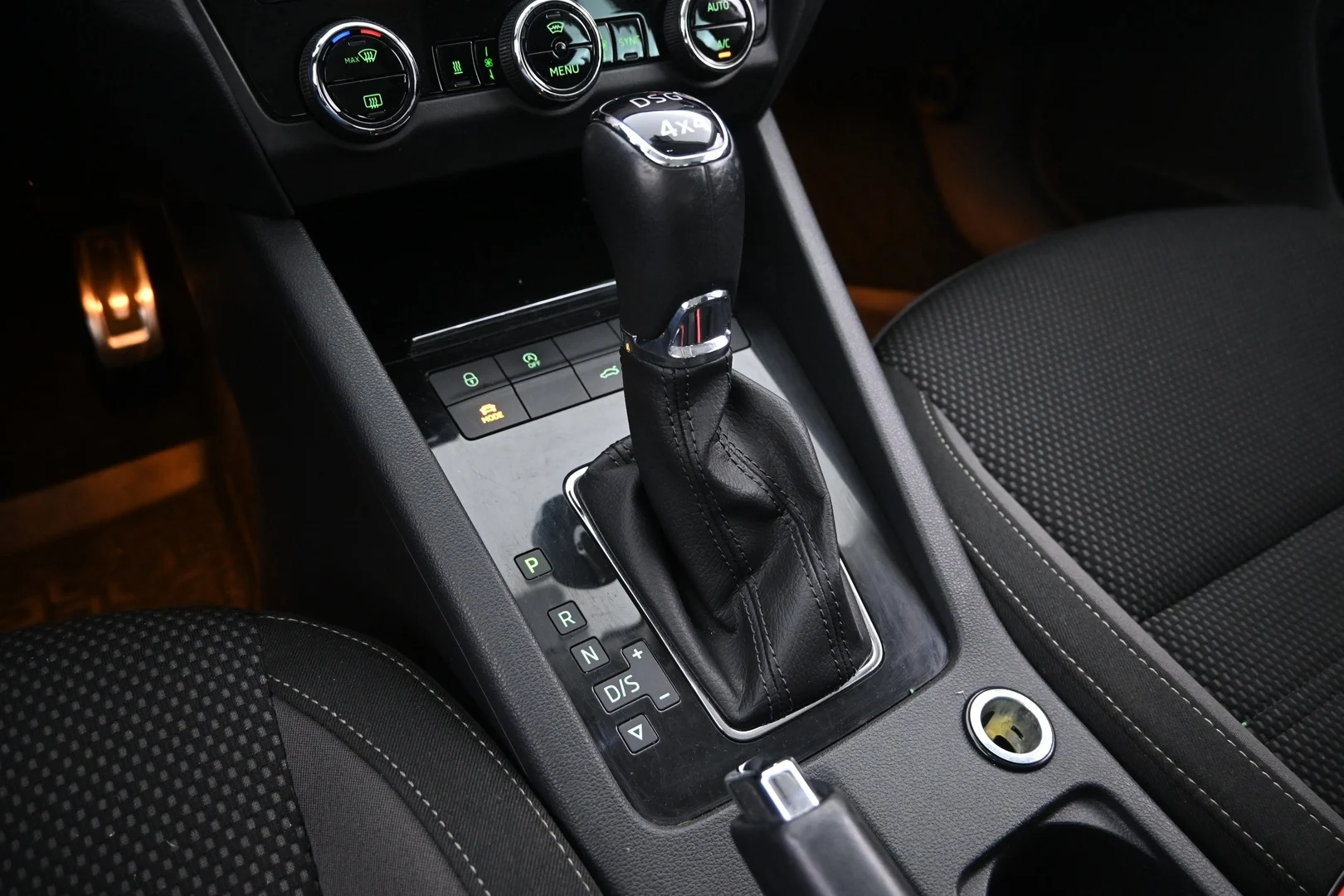 Car Image - 2EAXY62BmJhih89aCnbWM8