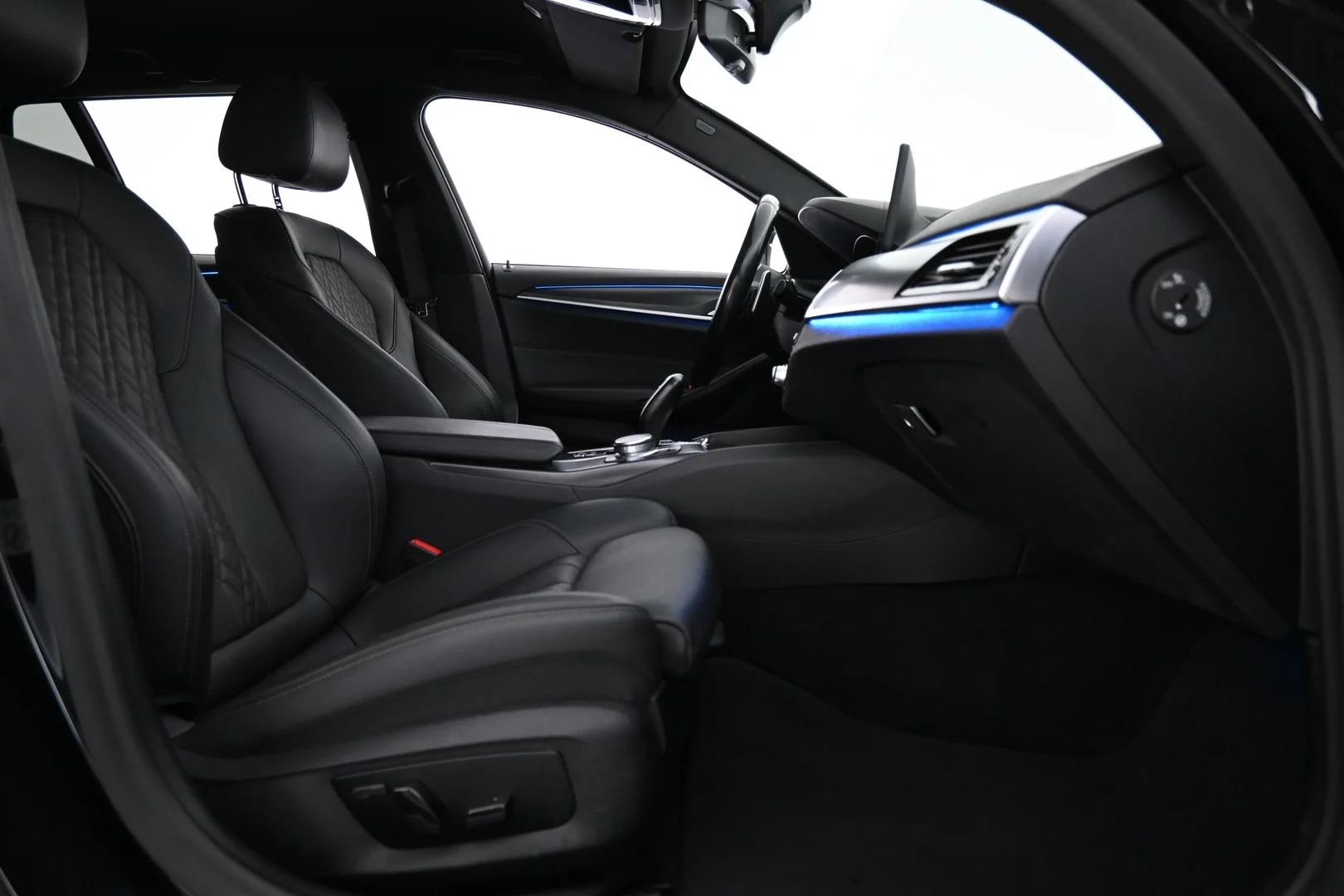Car Image - 4D7ZVxXGTz6r8SPDL5Wg8
