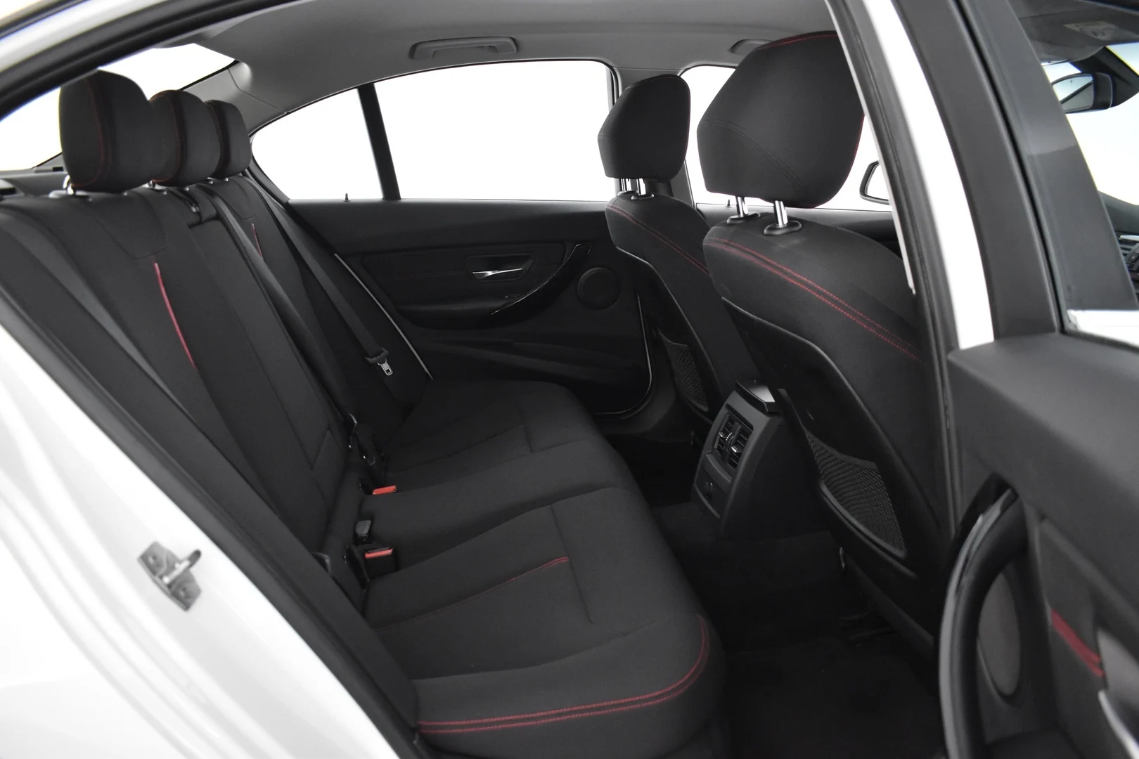 Car Image - 18Pw77XRT5QOLdeS0y6s7X