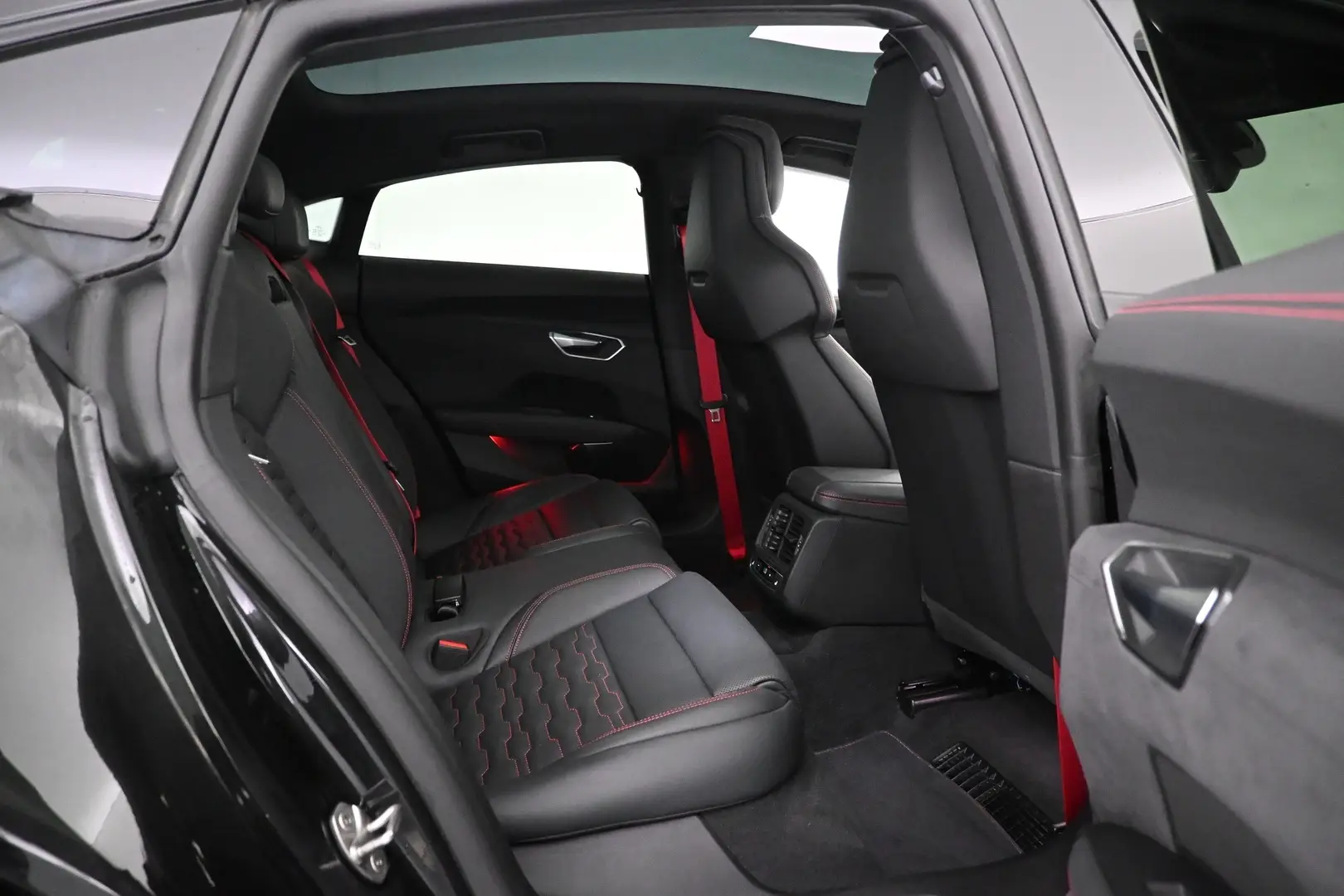 Car Image - 3lFU9XgN3VsanjiuCGeTjp