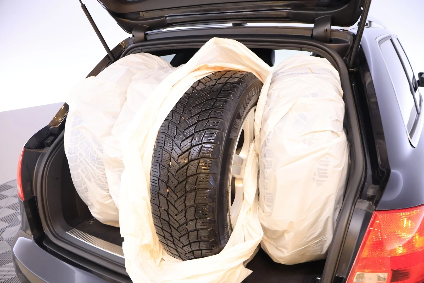 Car Image - 5h3MBOPGwTpGnFZCUZB6m9