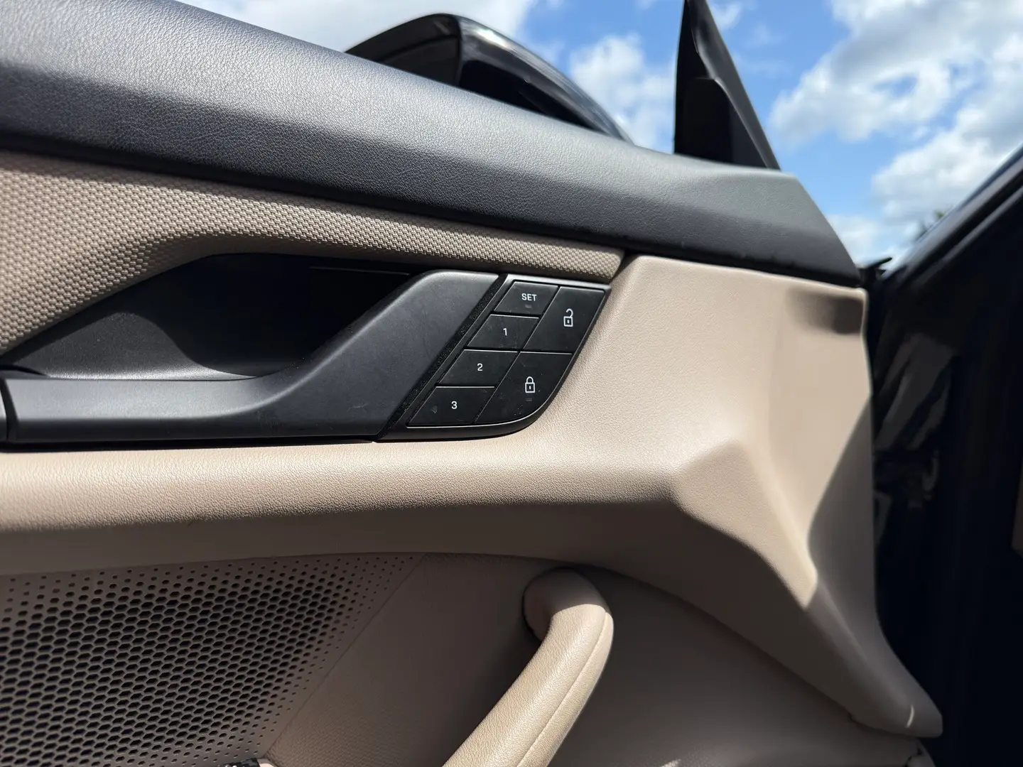 Car Image - BnGla9znFvewAZFFSoJXd
