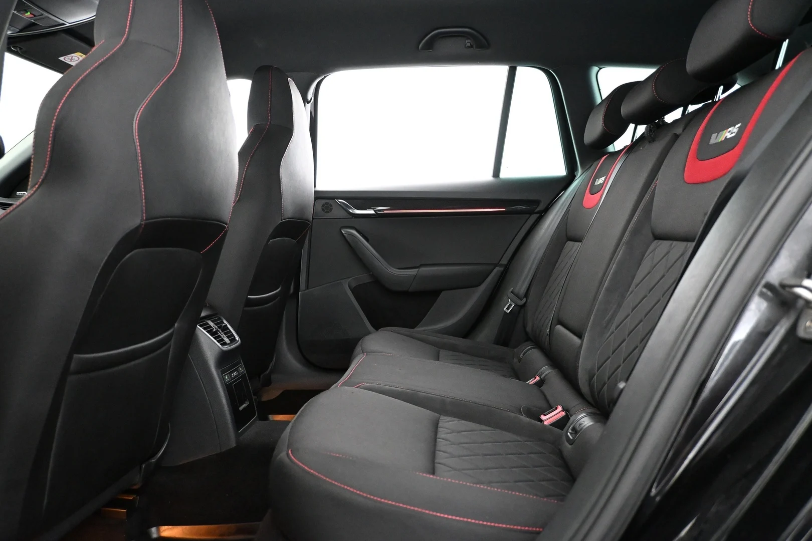 Car Image - 321BbH0vYxqlgLrzDtIOQz