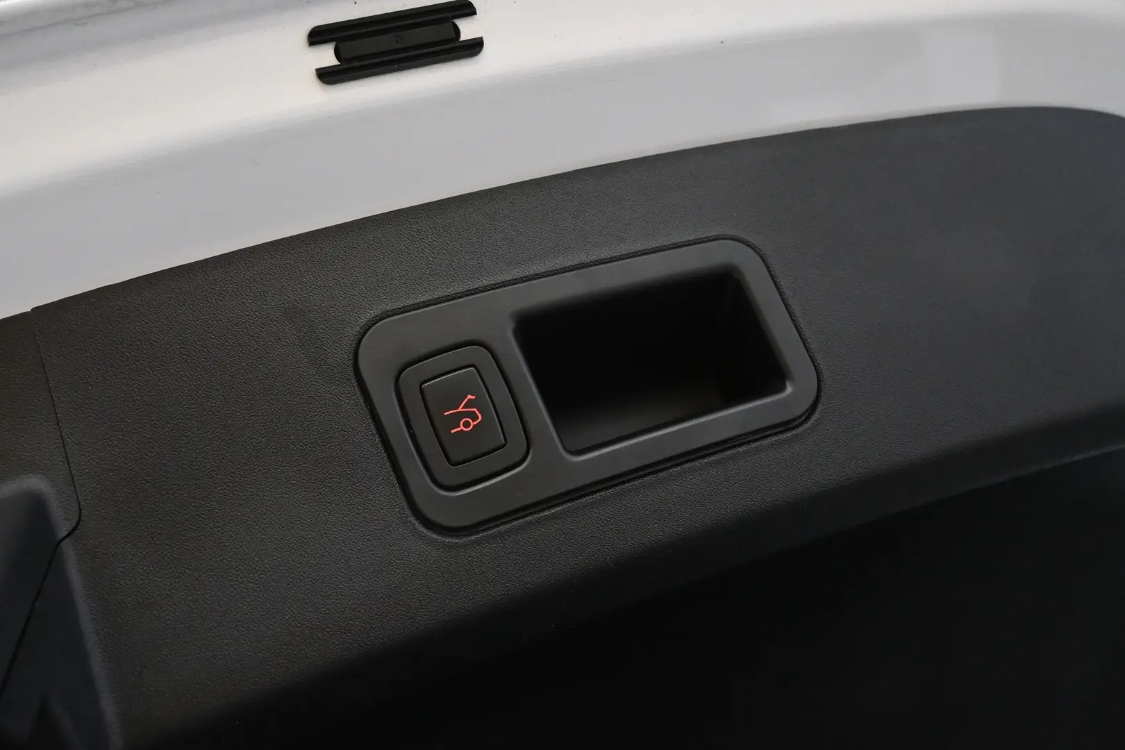 Car Image - F6kS5F6dpENu6hrT5CmWn