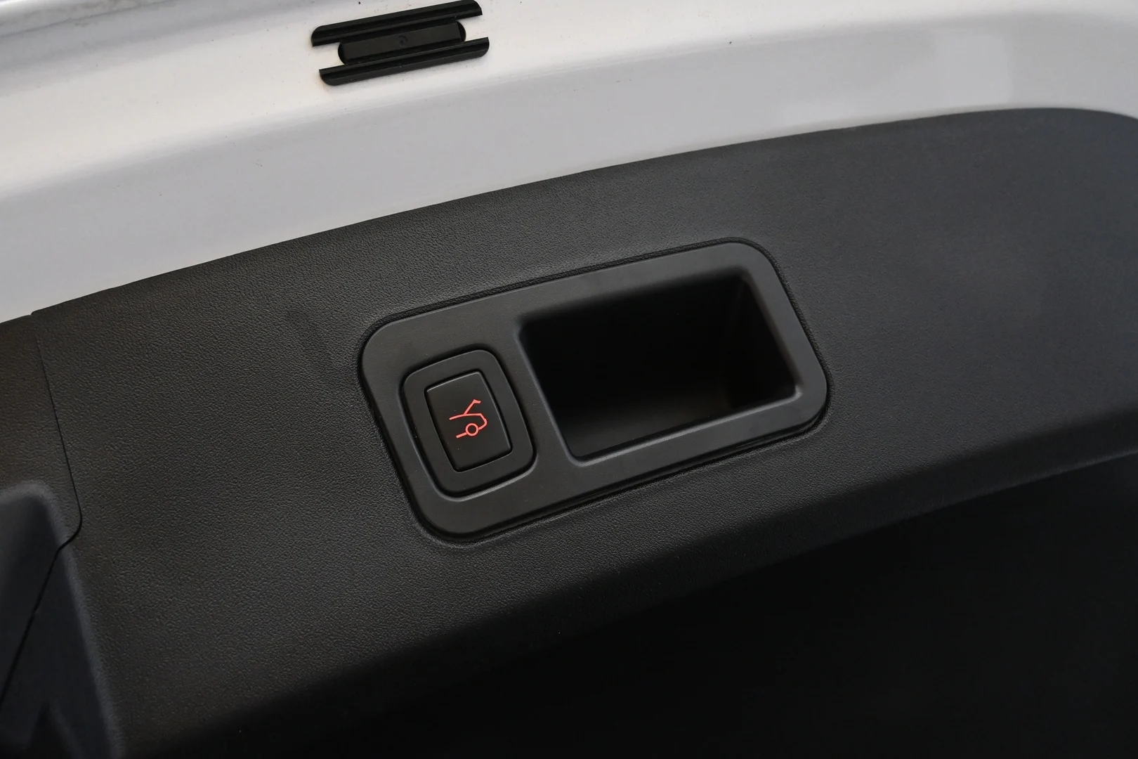 Car Image - F6kS5F6dpENu6hrT5CmWn
