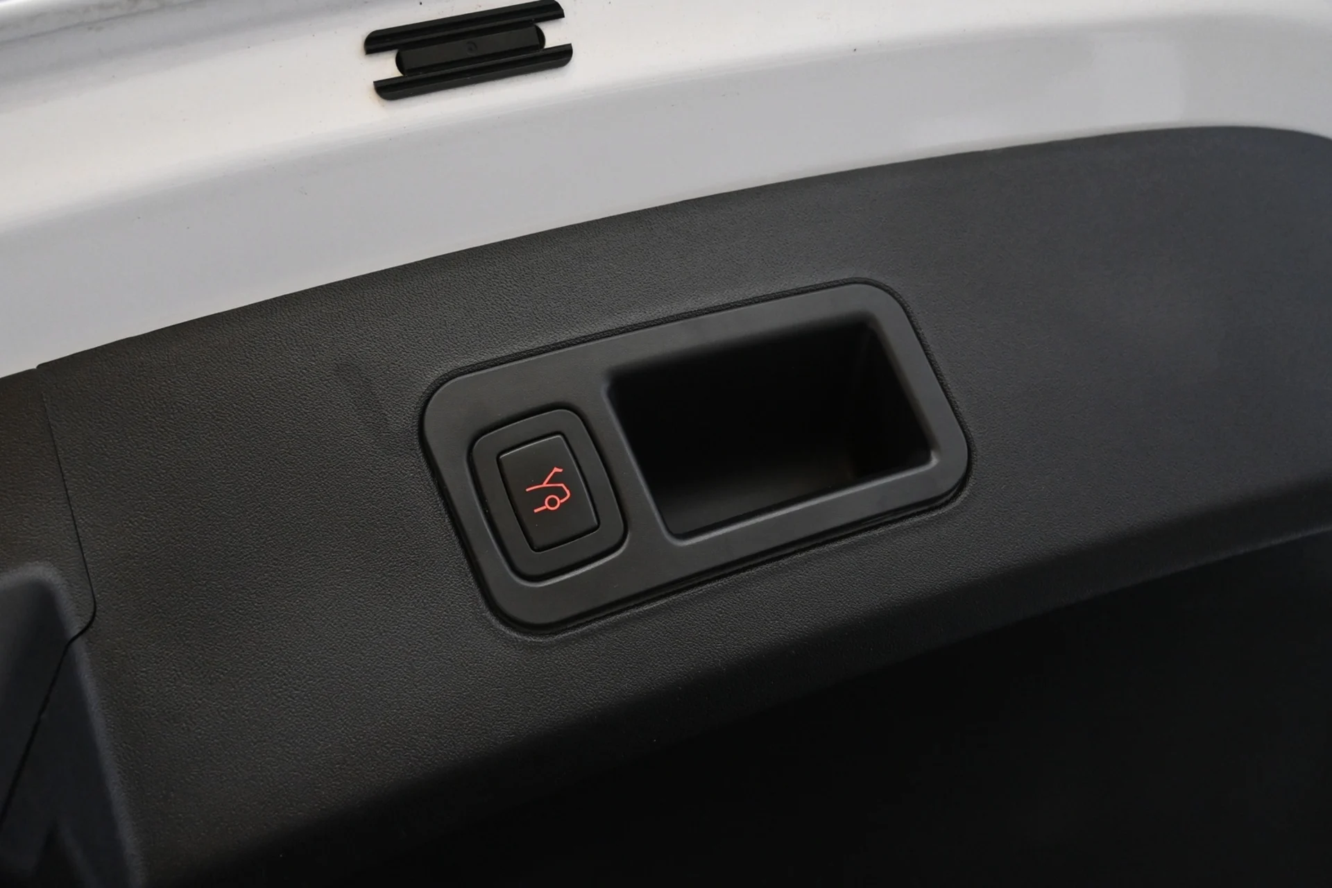 Car Image - F6kS5F6dpENu6hrT5CmWn