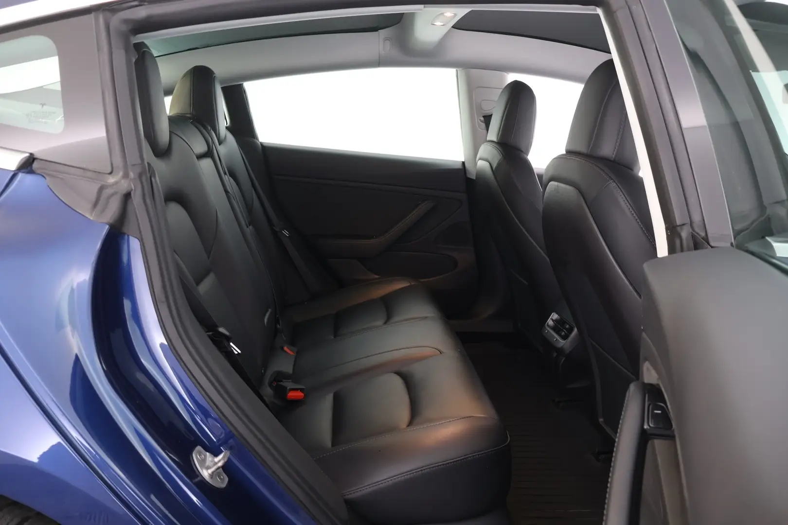 Car Image - 26B0eR7Xux1d9FNwlGEPmd