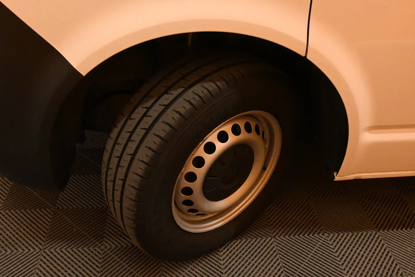 Car Image - ZyW2oKsnThRb8ZLBKBFoB