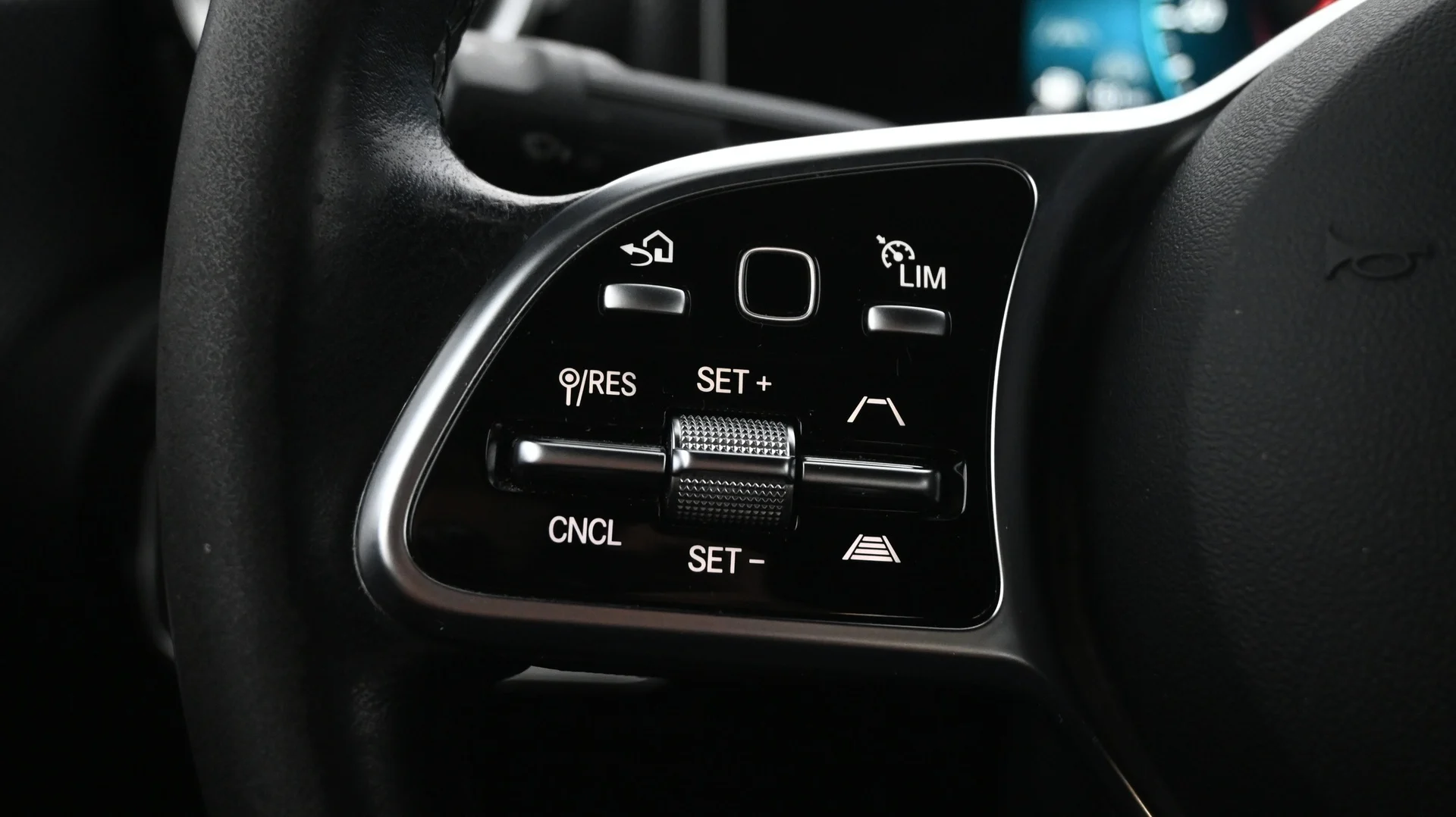 Car Image - 4JTV3YI5kSYMacs9GpaTDY
