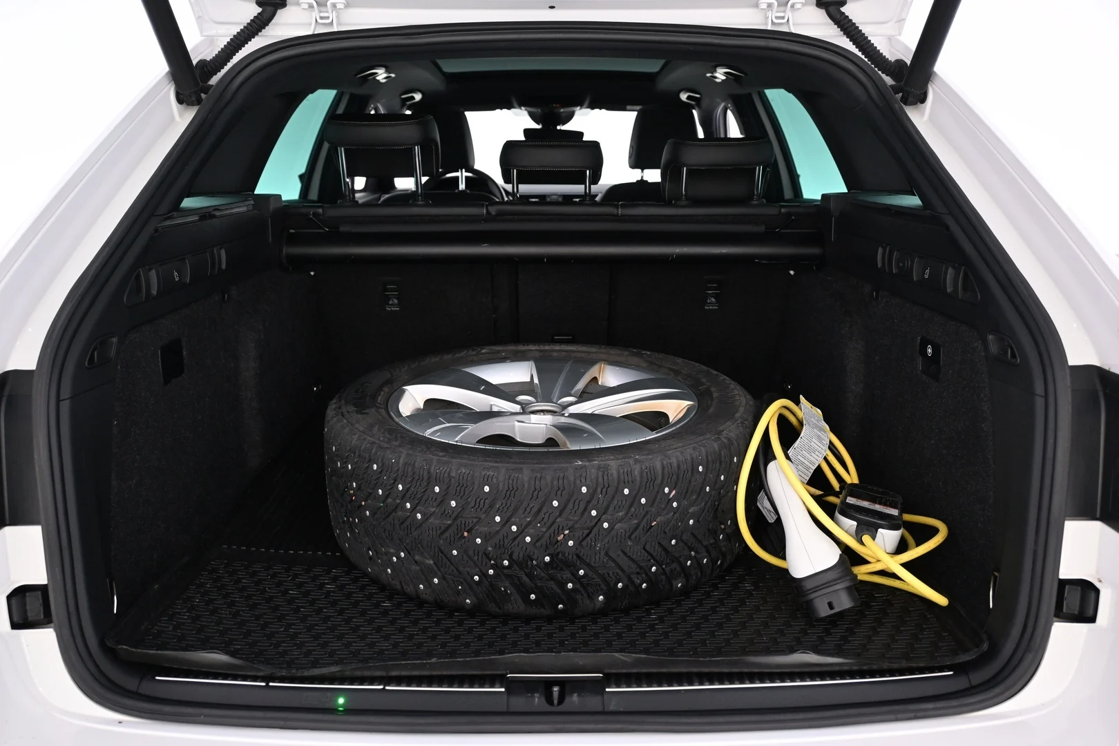 Car Image - 5LAq4zWv7WTL15VcYUyvtL
