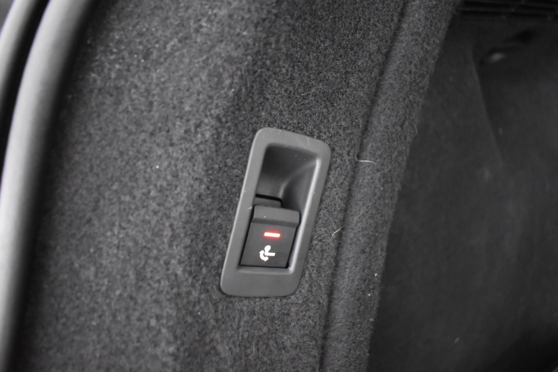 Car Image - 37bQNpfaFR9haYB18w31TM