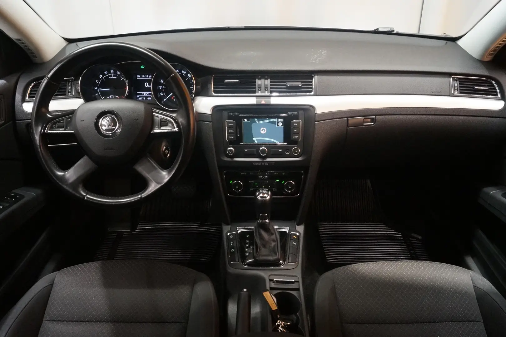 Car Image - 2lvbaMlJa7UQGutyKdhT8W