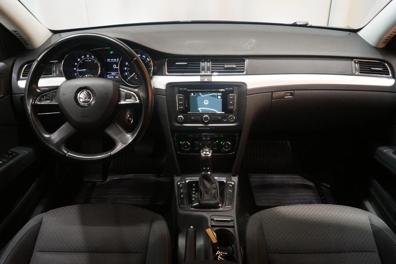 Car Image - 2lvbaMlJa7UQGutyKdhT8W