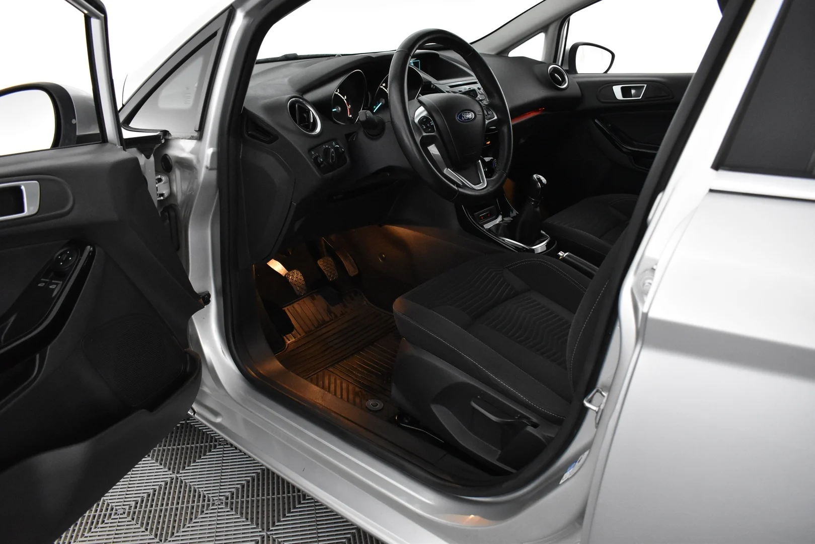 Car Image - 2M3xhi36ZDSkD5ynduaWsE