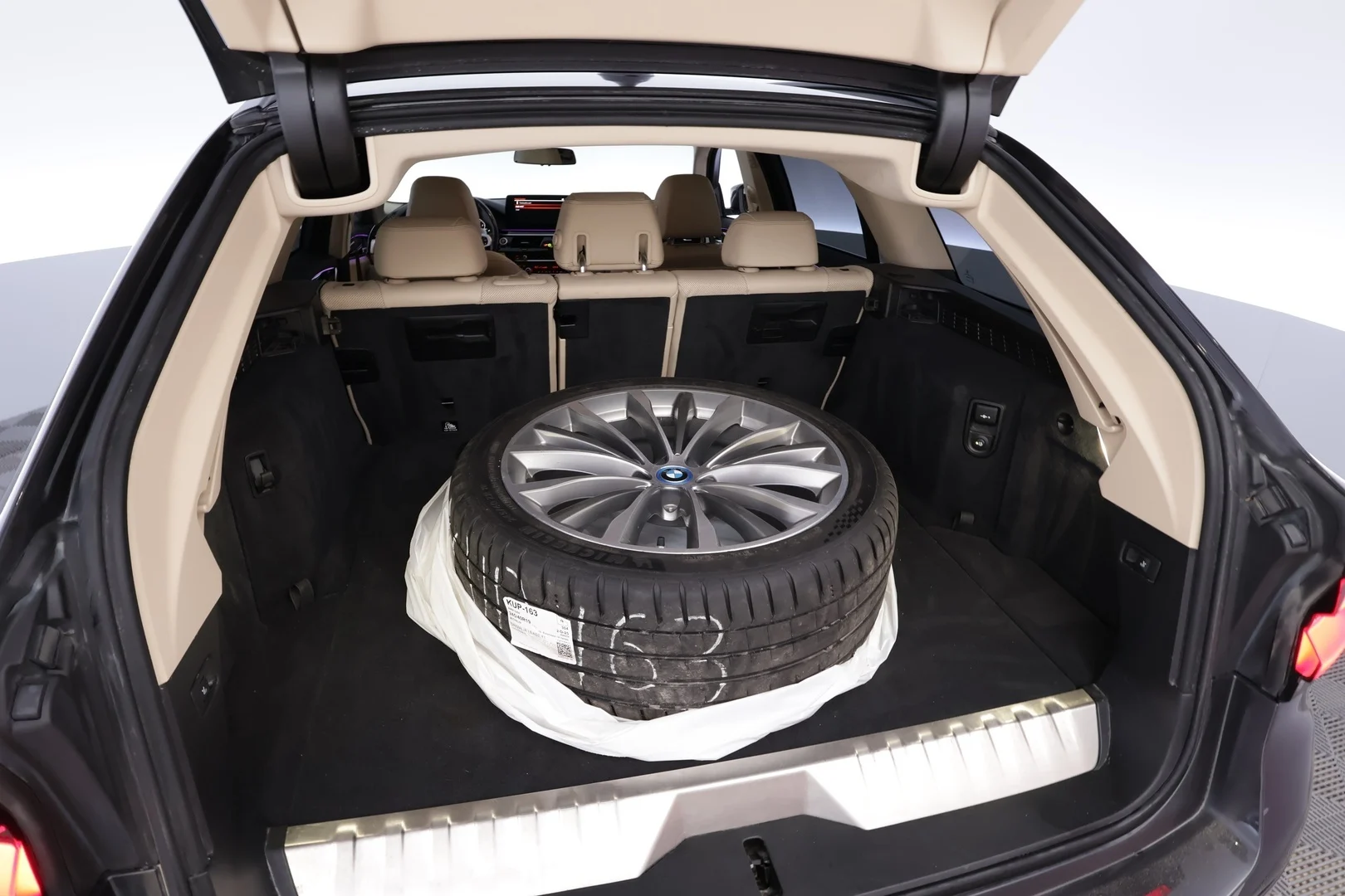 Car Image - 4mV1wydIL294n830EZvfUu