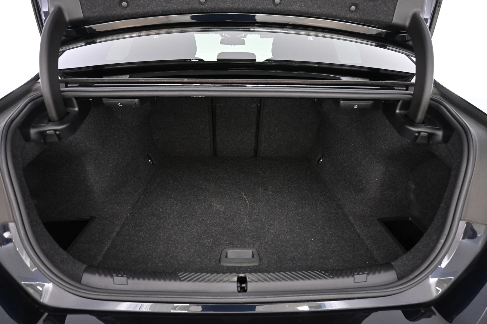 Car Image - 2PxhQCntCZW9XVt7067w3h