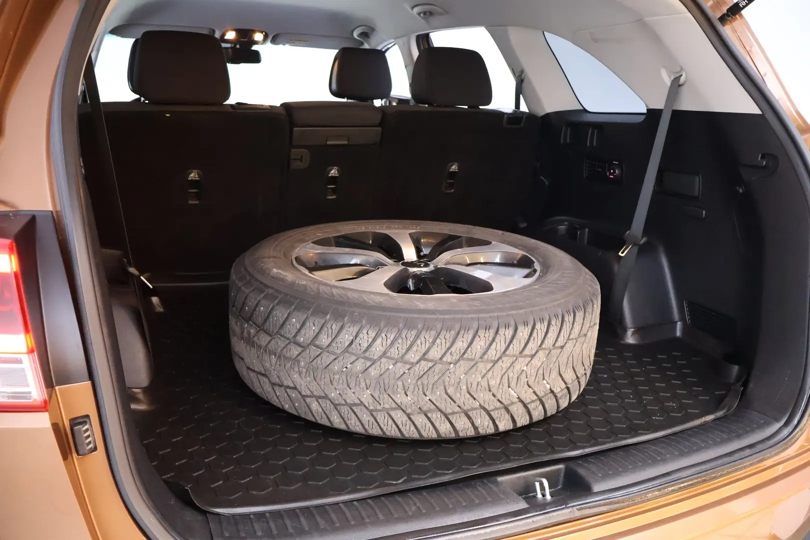 Car Image - 6SeGZeFlnh4bB6SLnQPAaA