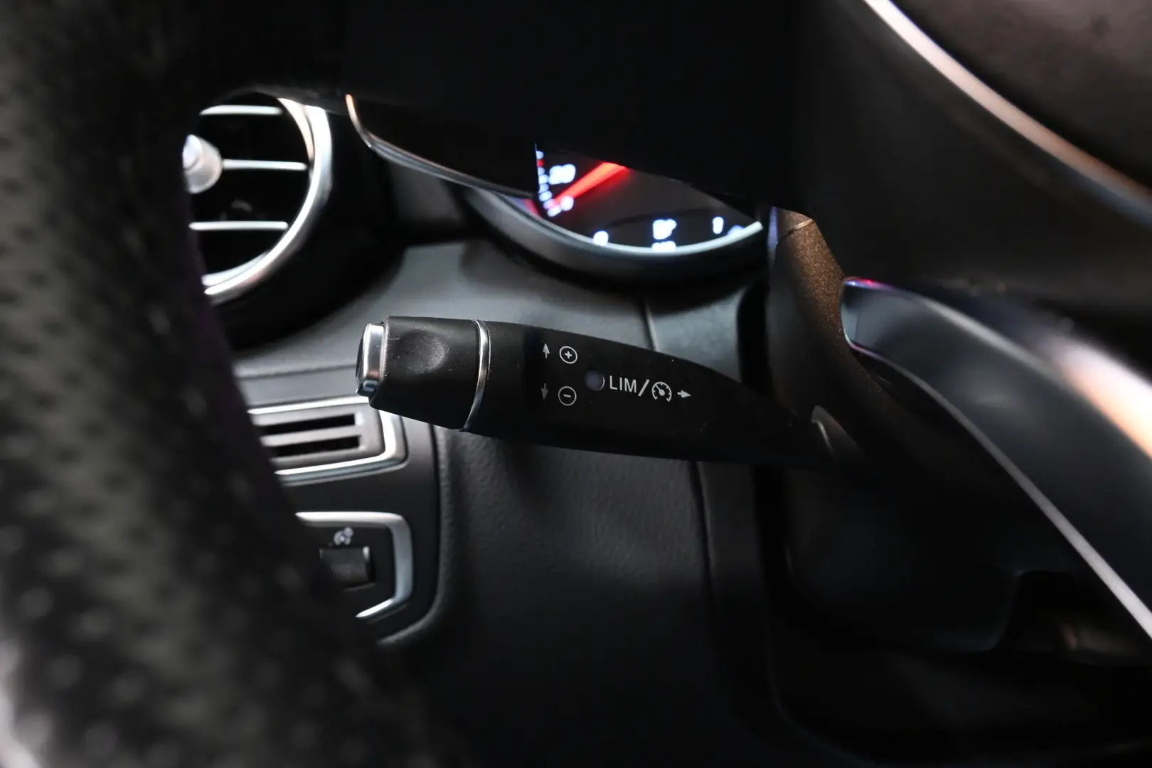 Car Image - 6oa2PnSgcKn8XiIgQU6WJO