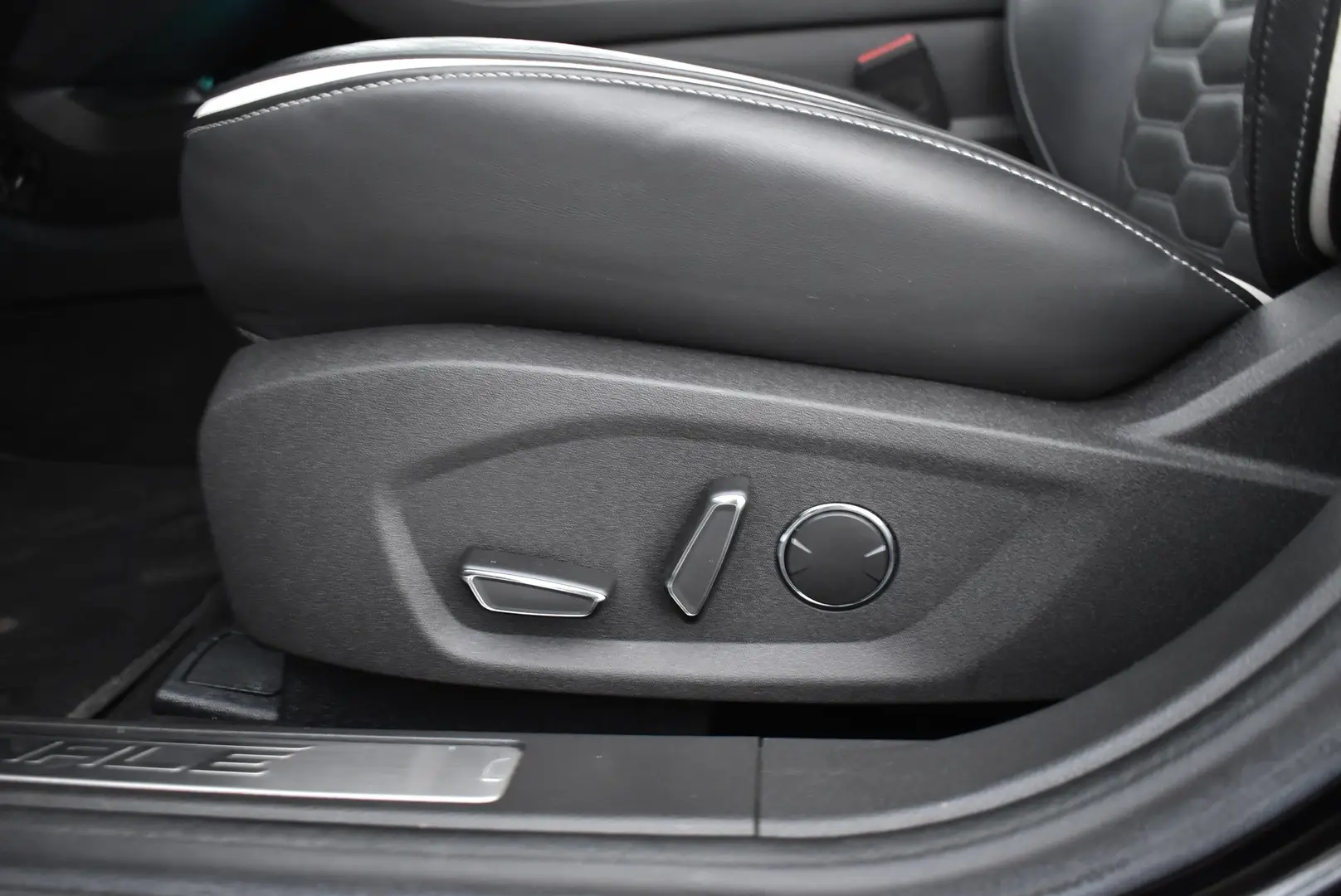 Car Image - J37JX0d9GIqPSzmJkN4bW