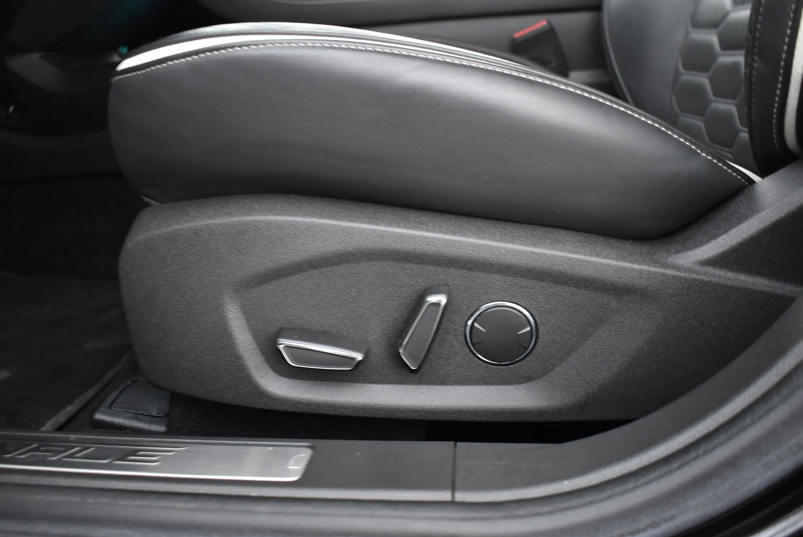 Car Image - J37JX0d9GIqPSzmJkN4bW