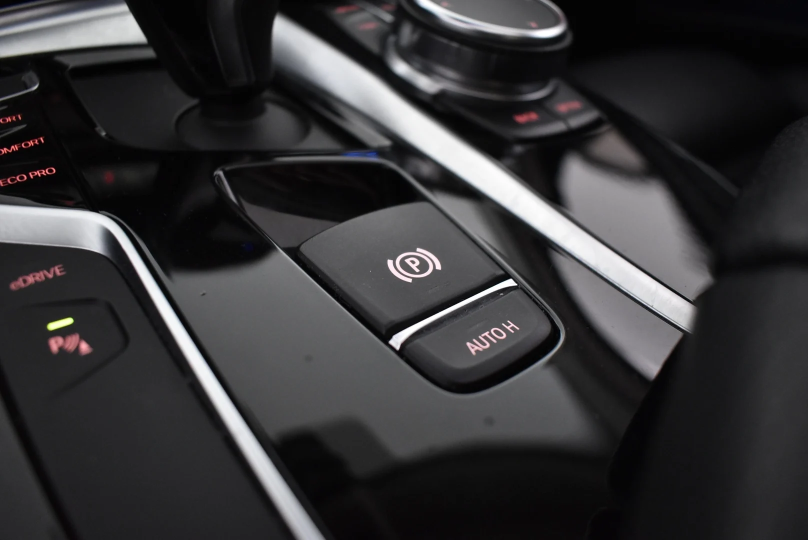 Car Image - 10x7DI300gjr3XC7yxPZQn