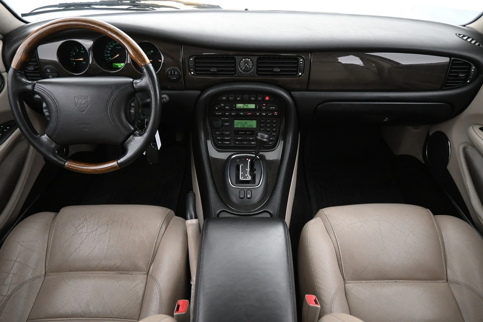 Car Image - FwyJT6Ga9AAlmVO8qm1Q8