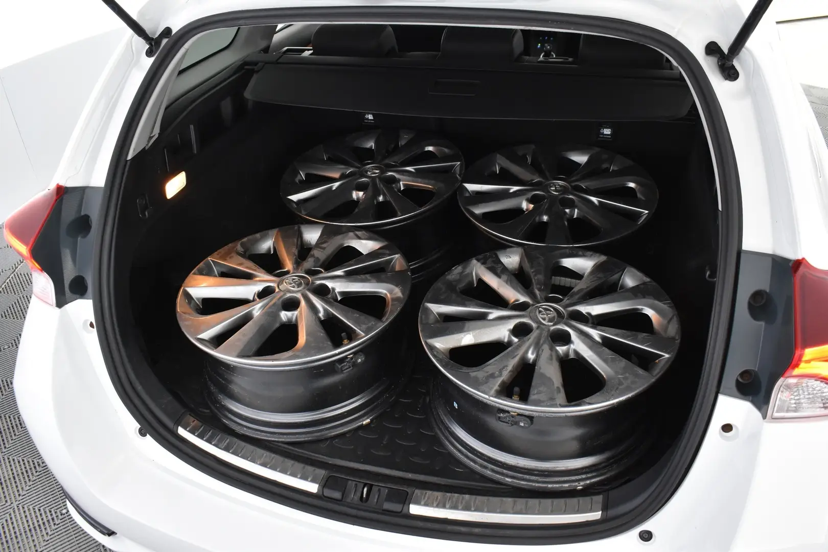 Car Image - 716sLpc6D9aXnenV5L3NyL