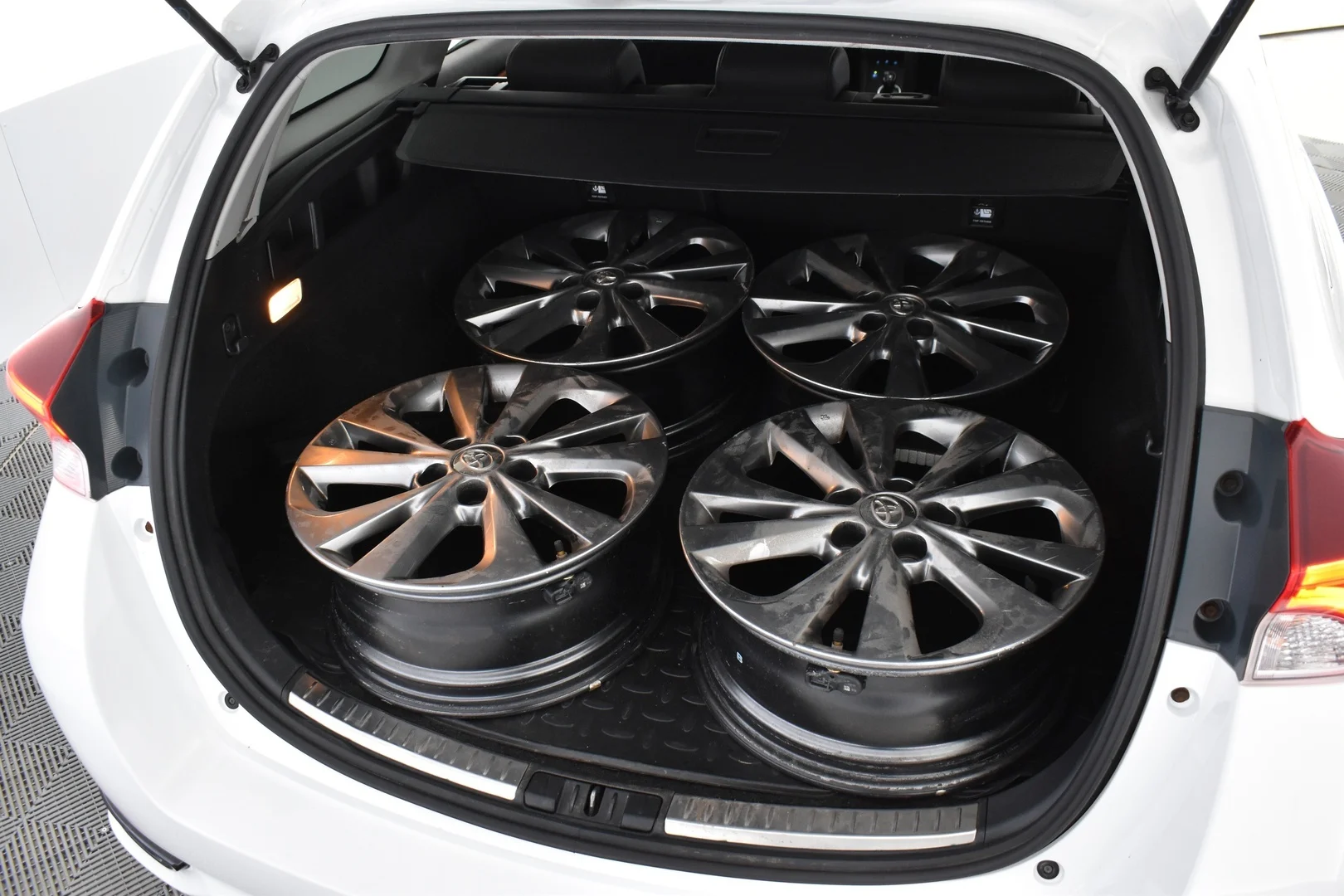 Car Image - 716sLpc6D9aXnenV5L3NyL