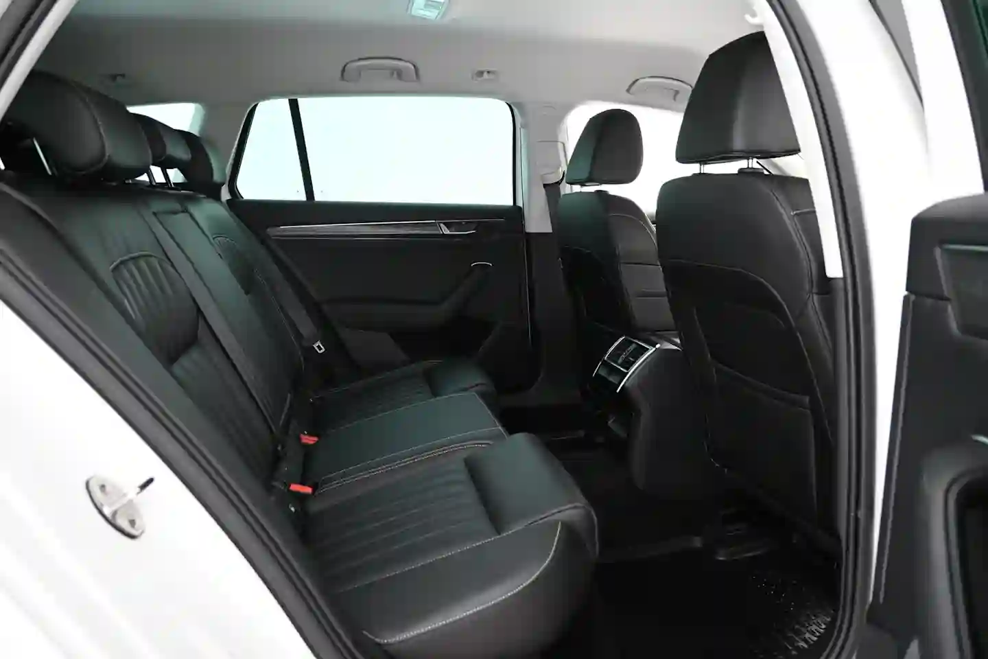 Car Image - yoWYJ7bbNn3bSf7Qz4j5T