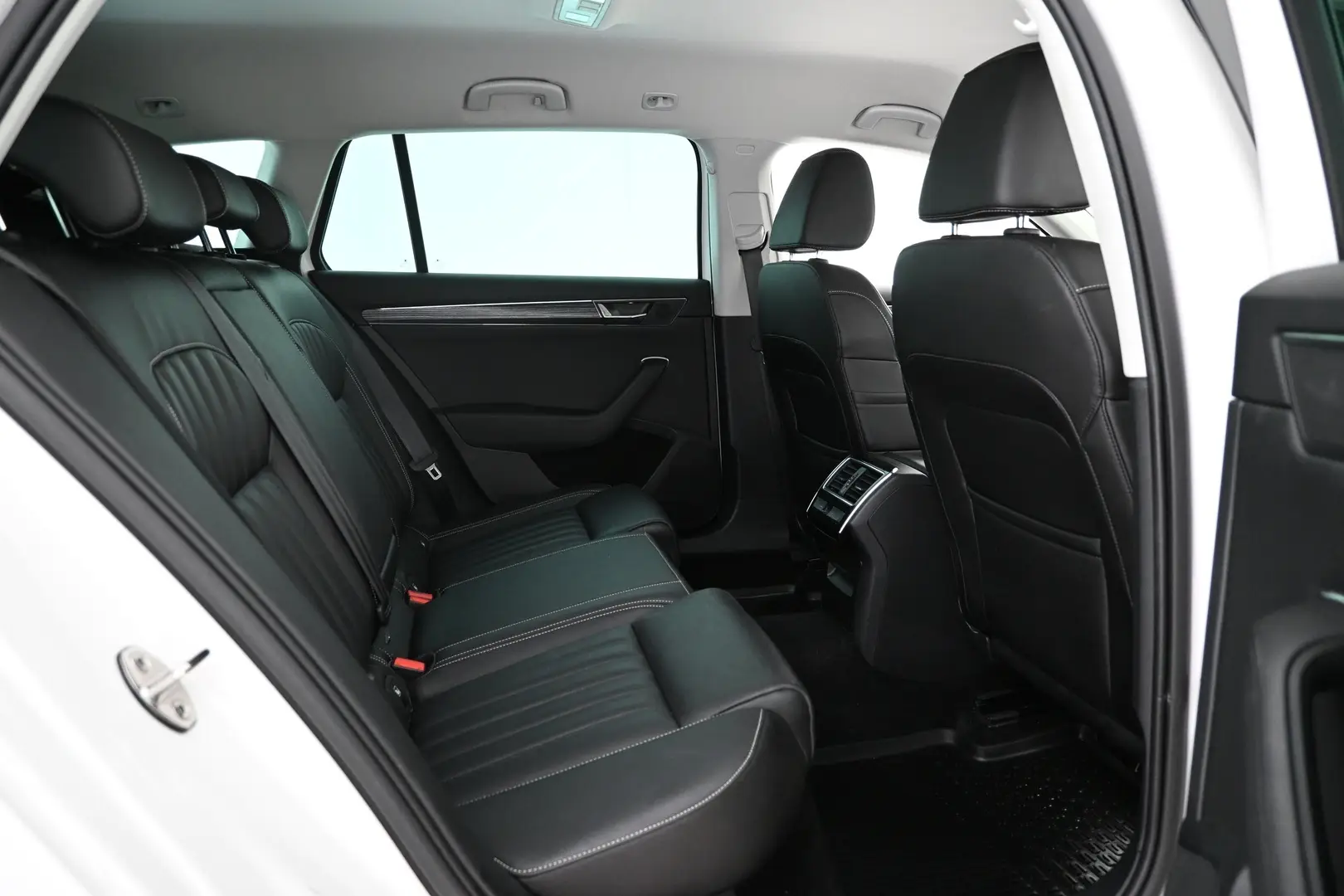 Car Image - yoWYJ7bbNn3bSf7Qz4j5T