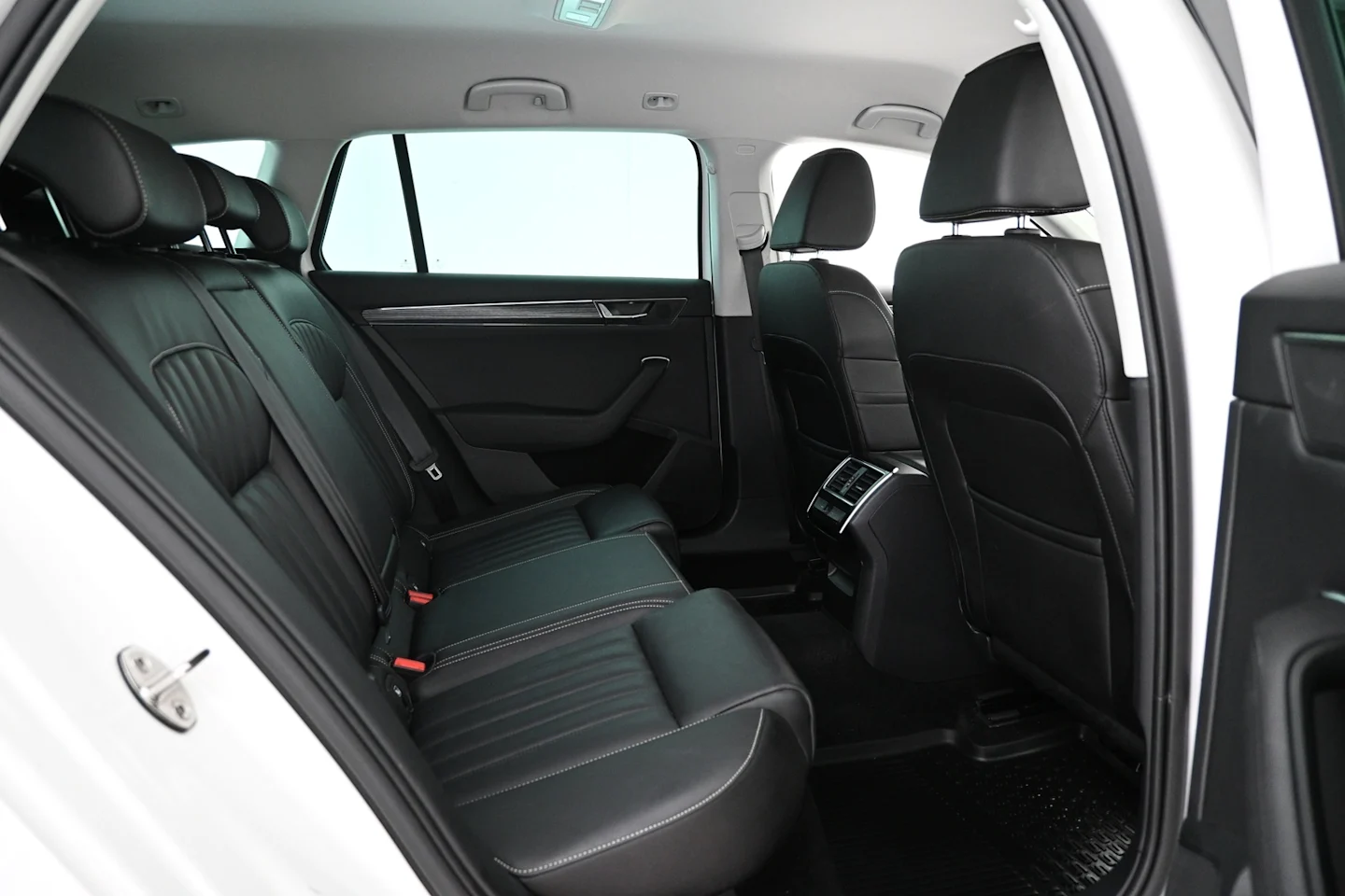 Car Image - yoWYJ7bbNn3bSf7Qz4j5T