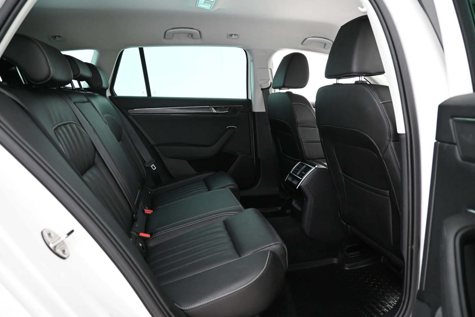 Car Image - yoWYJ7bbNn3bSf7Qz4j5T