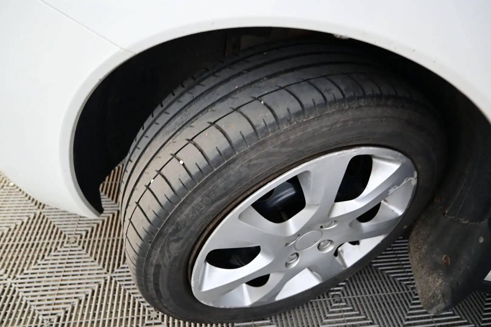 Car Image - 1nYr4lvOSO64vJMU4y3lOu