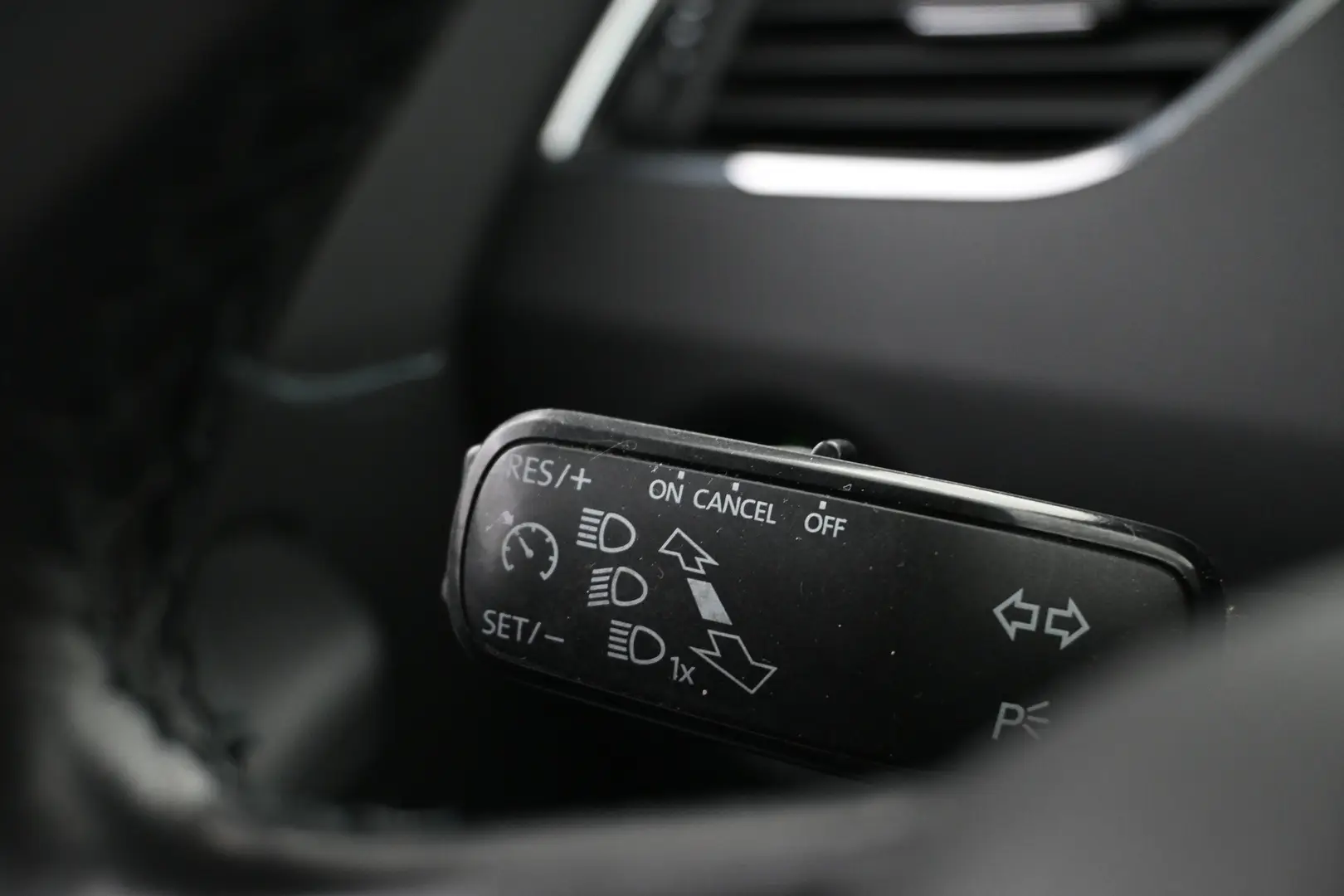 Car Image - 60JczBX9tAaHXWvP8947G3