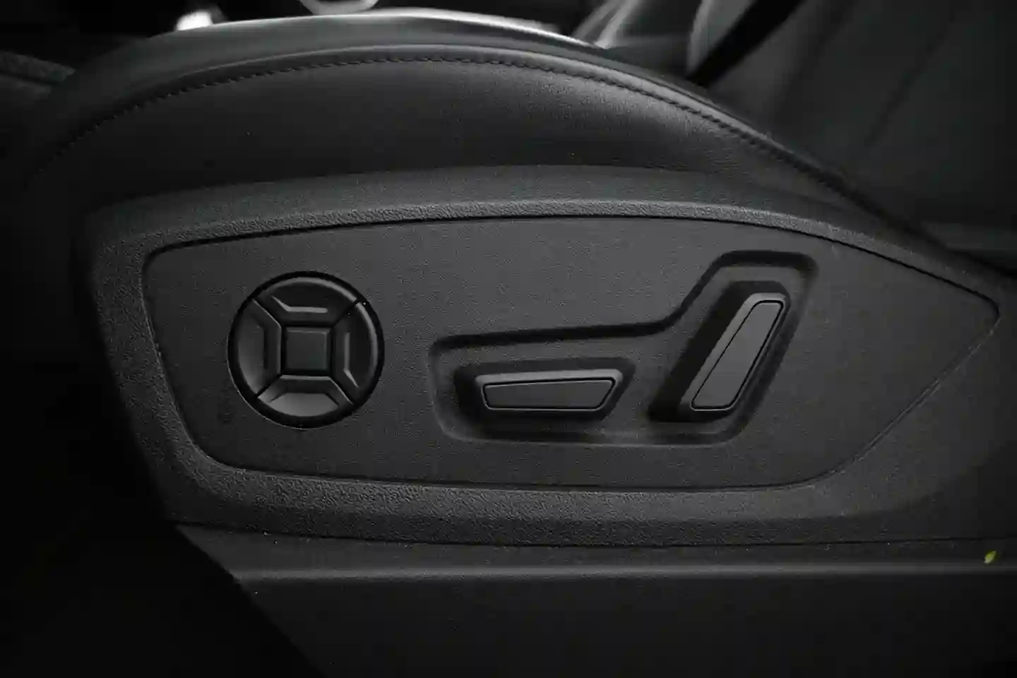 Car Image - 1GyNuTq3Dzl5utxZIqqOyl