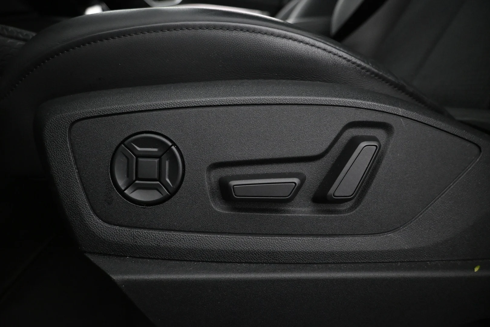 Car Image - 1GyNuTq3Dzl5utxZIqqOyl