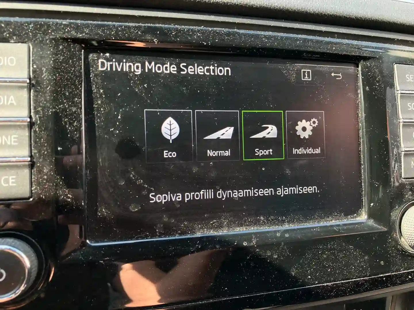 Car Image - 72SFiUHqw3k0LLy9IqUhzn