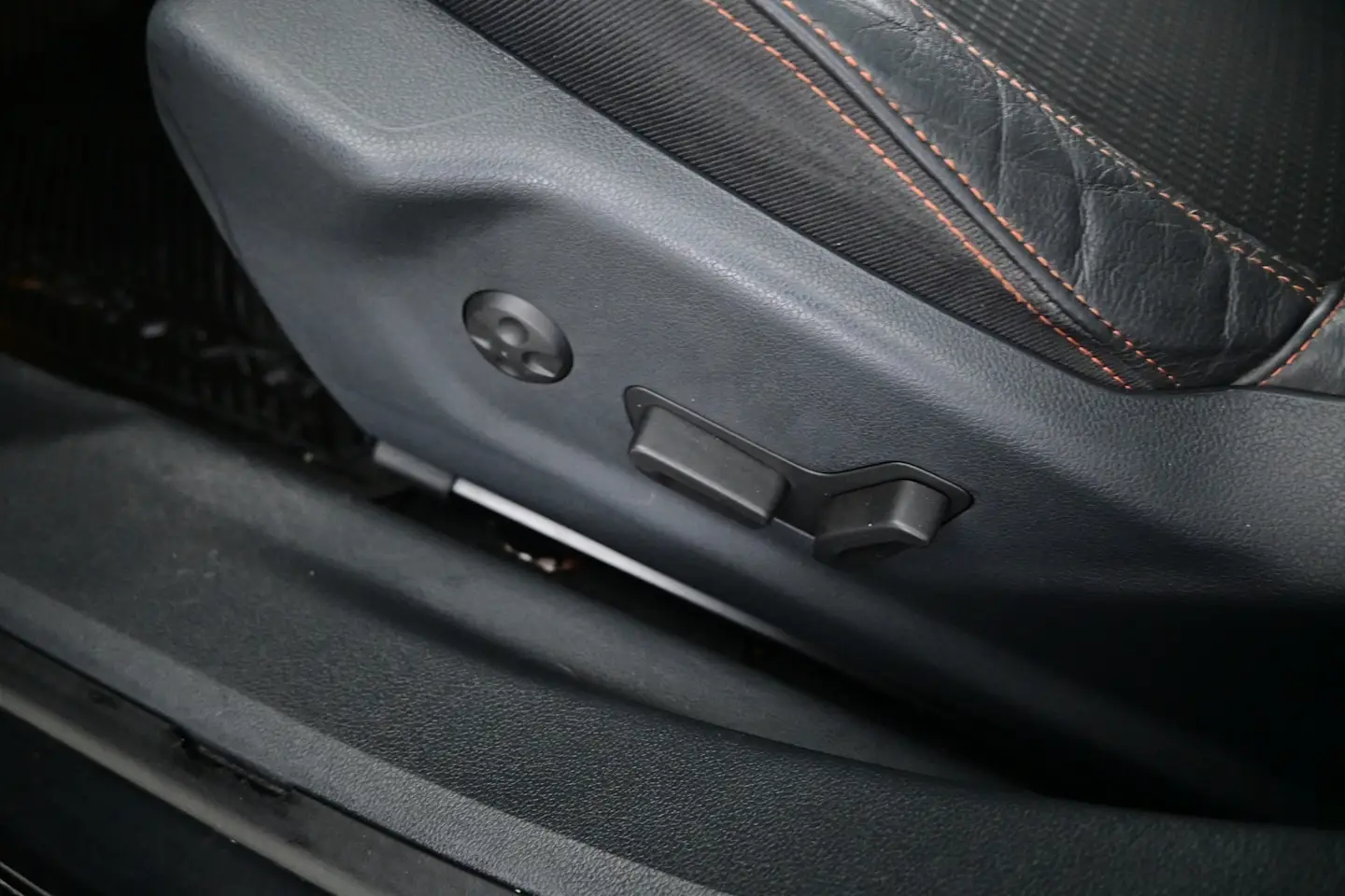 Car Image - 4Rxw3eQ6XqWsuXHgGU3myk