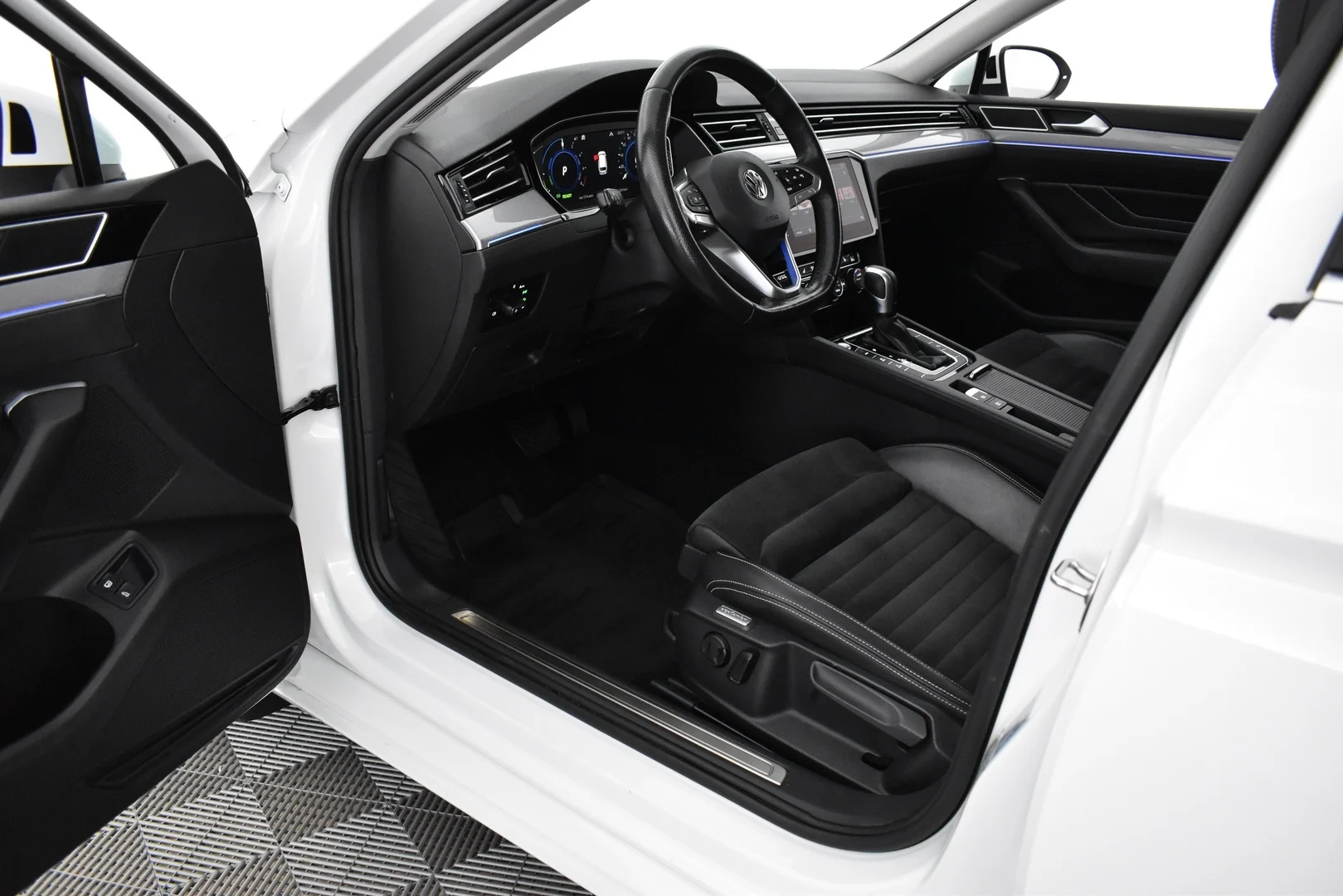 Car Image - 5yuLma4JKSUrlh88zR7KRW