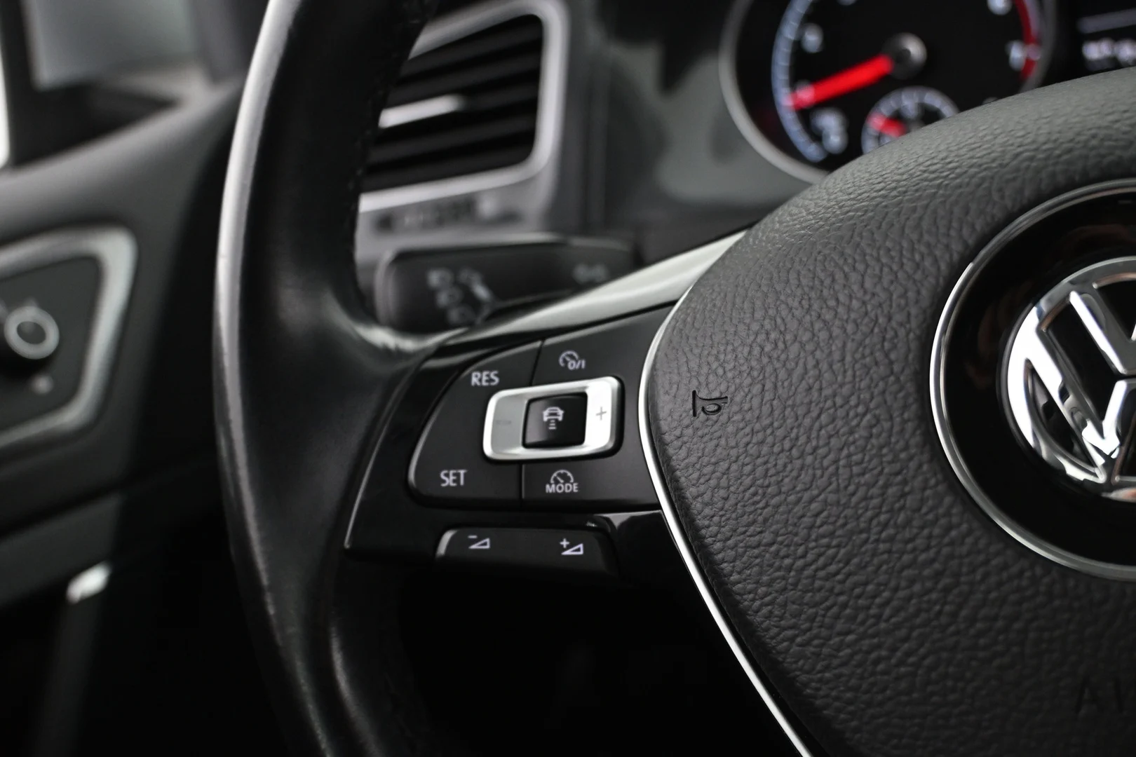 Car Image - 6nU3Ot2i98qwVUFoIeYMtM