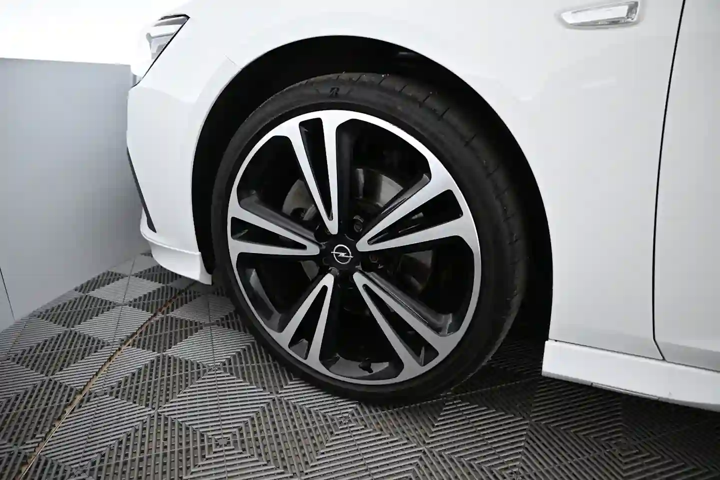 Car Image - 6dk0MuAzFNFlMV9CZBypjh