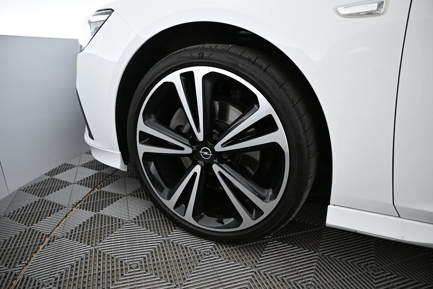 Car Image - 6dk0MuAzFNFlMV9CZBypjh