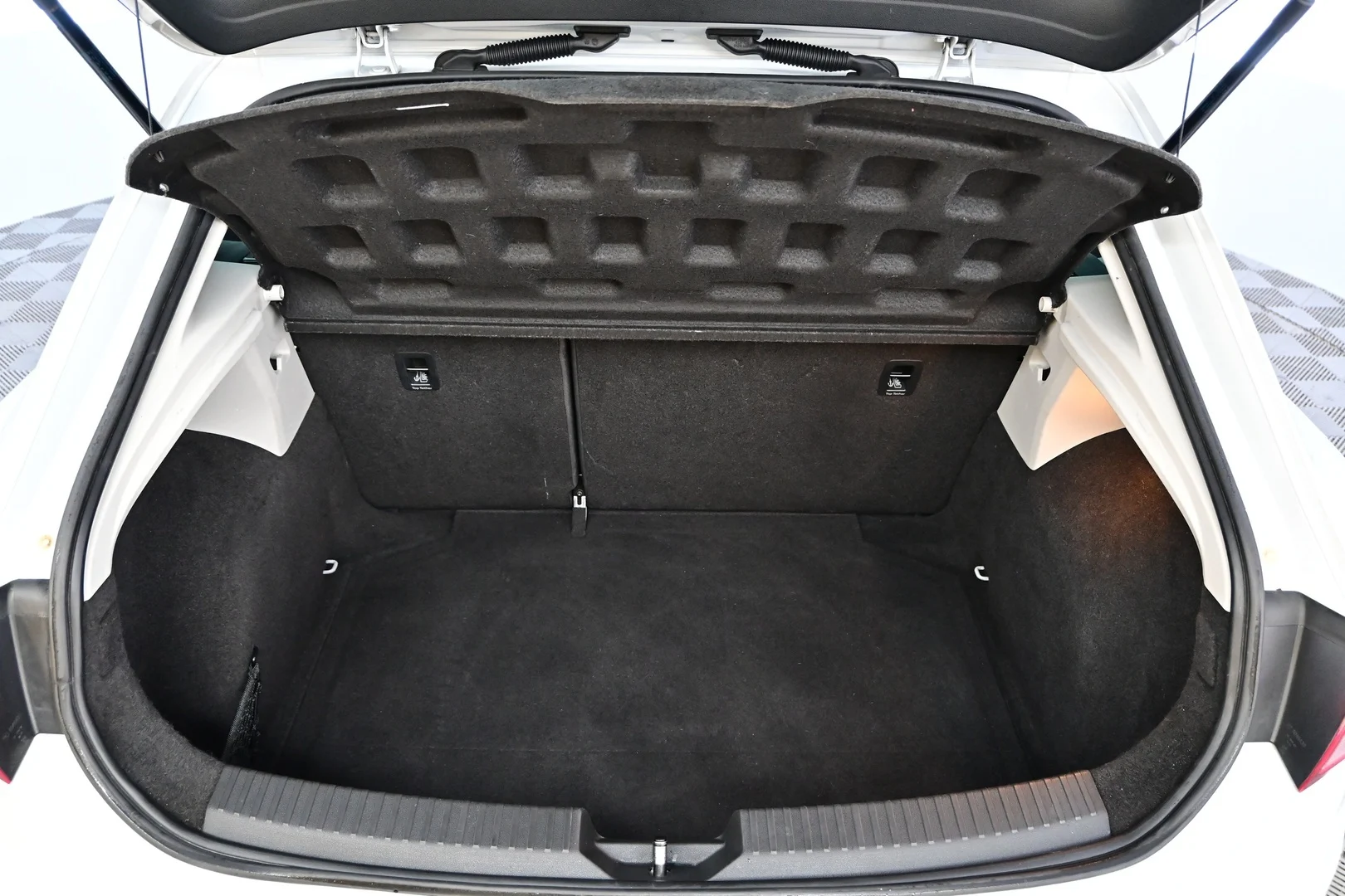 Car Image - nOls0K1jFgWiUWJqE4AH3