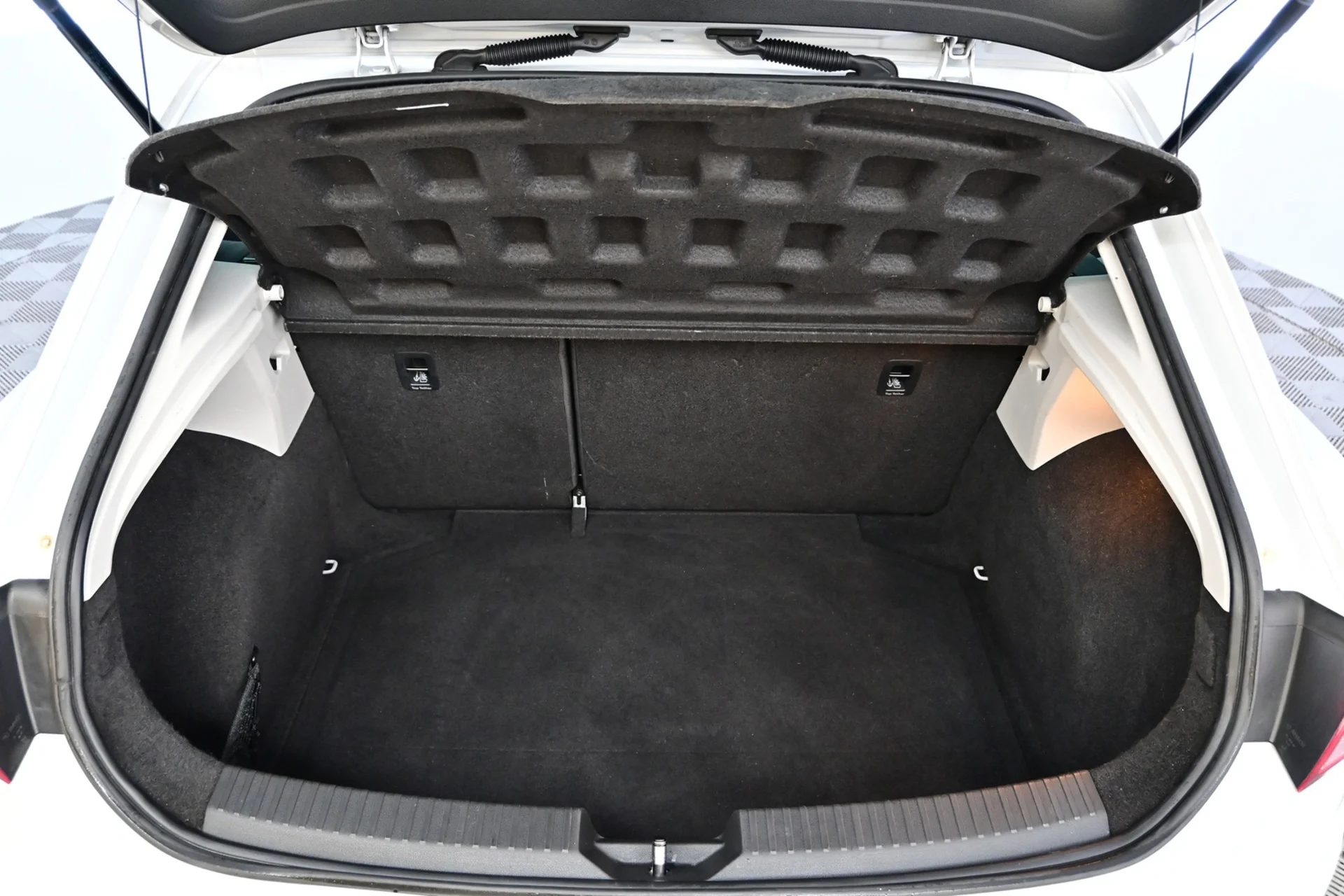 Car Image - nOls0K1jFgWiUWJqE4AH3